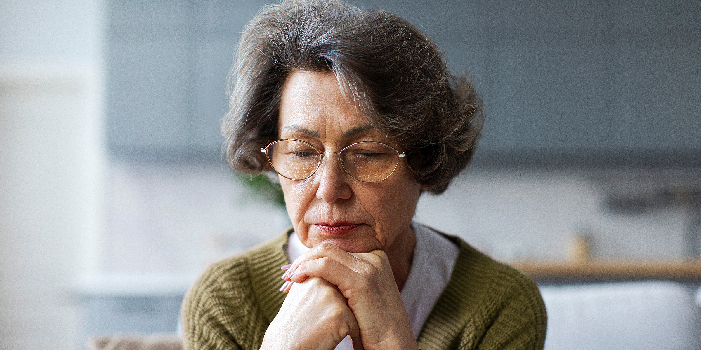 Una anciana triste | Fuente: Shutterstock