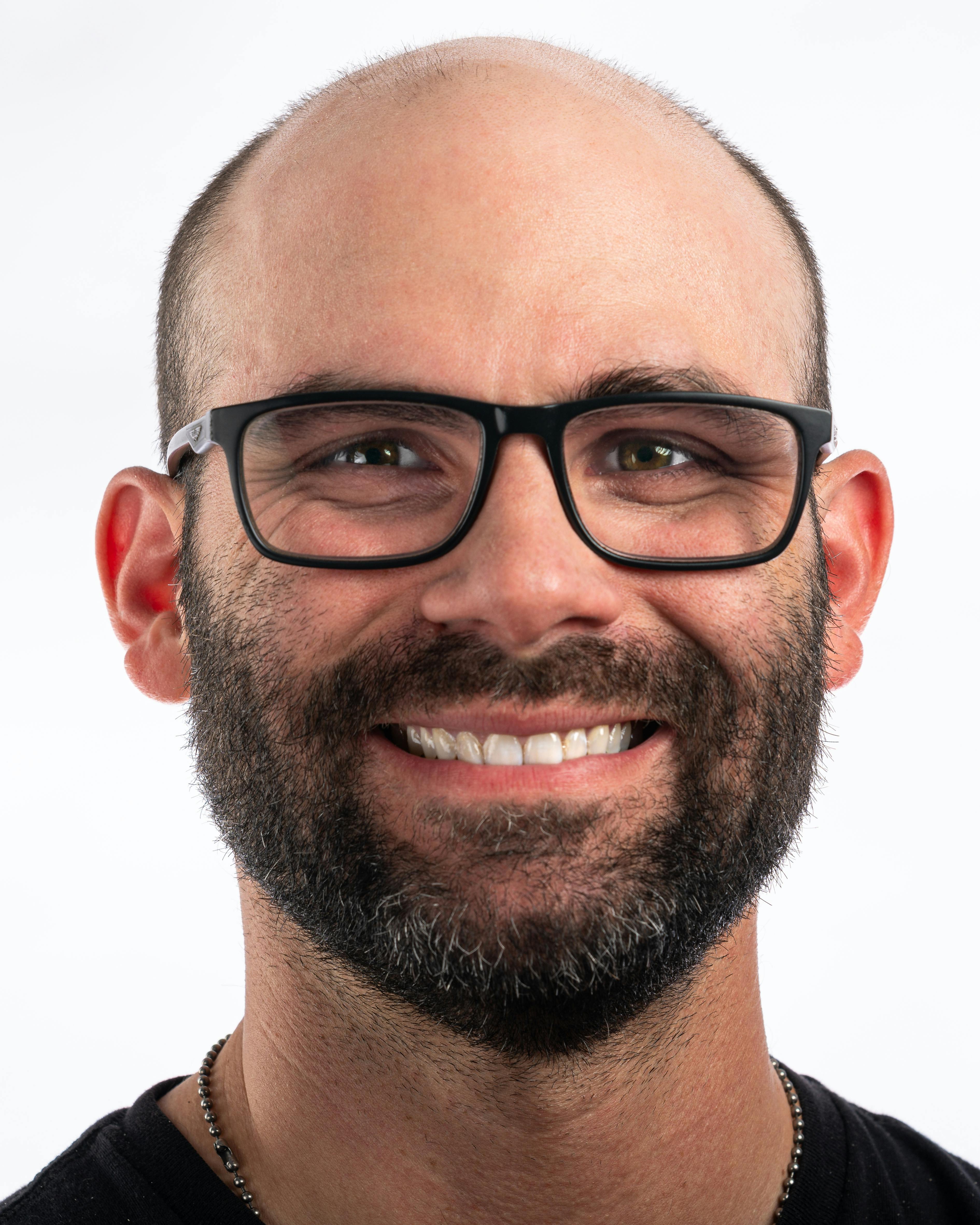 Un hombre sonriente | Fuente: Pexels