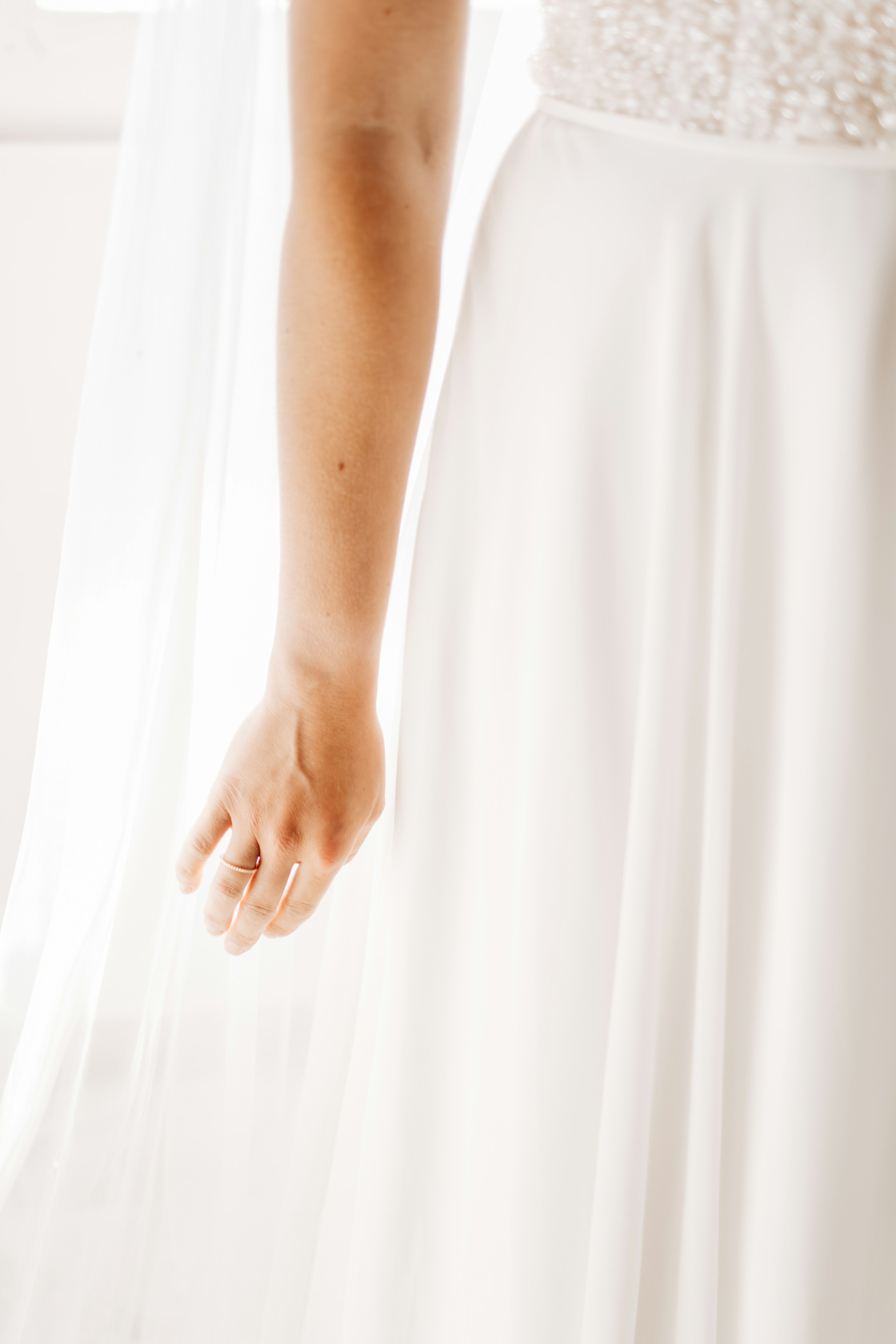 Primer plano de una novia vestida de novia | Fuente: Unsplash