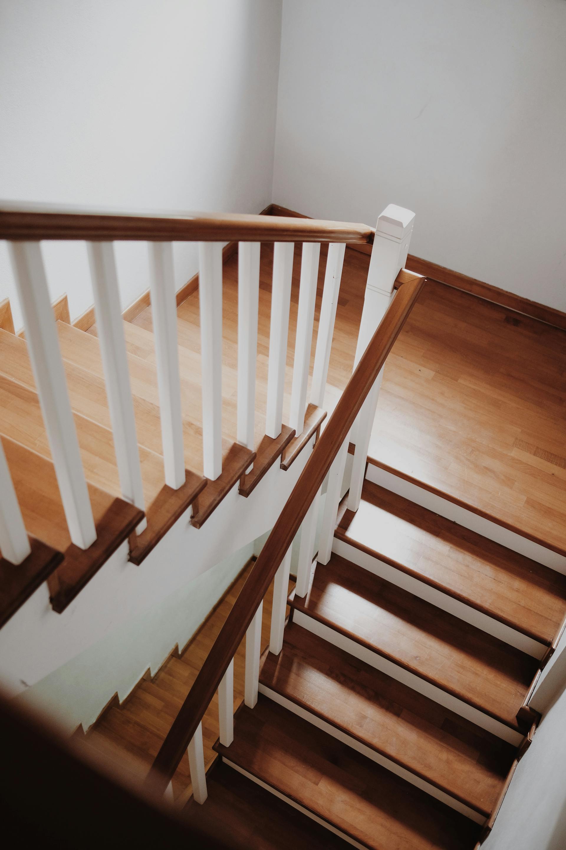 Una escalera de madera en una casa | Fuente: Pexels