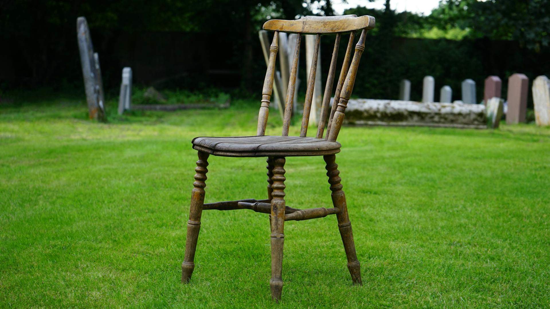 Una silla de madera marrón | Fuente: Pexels