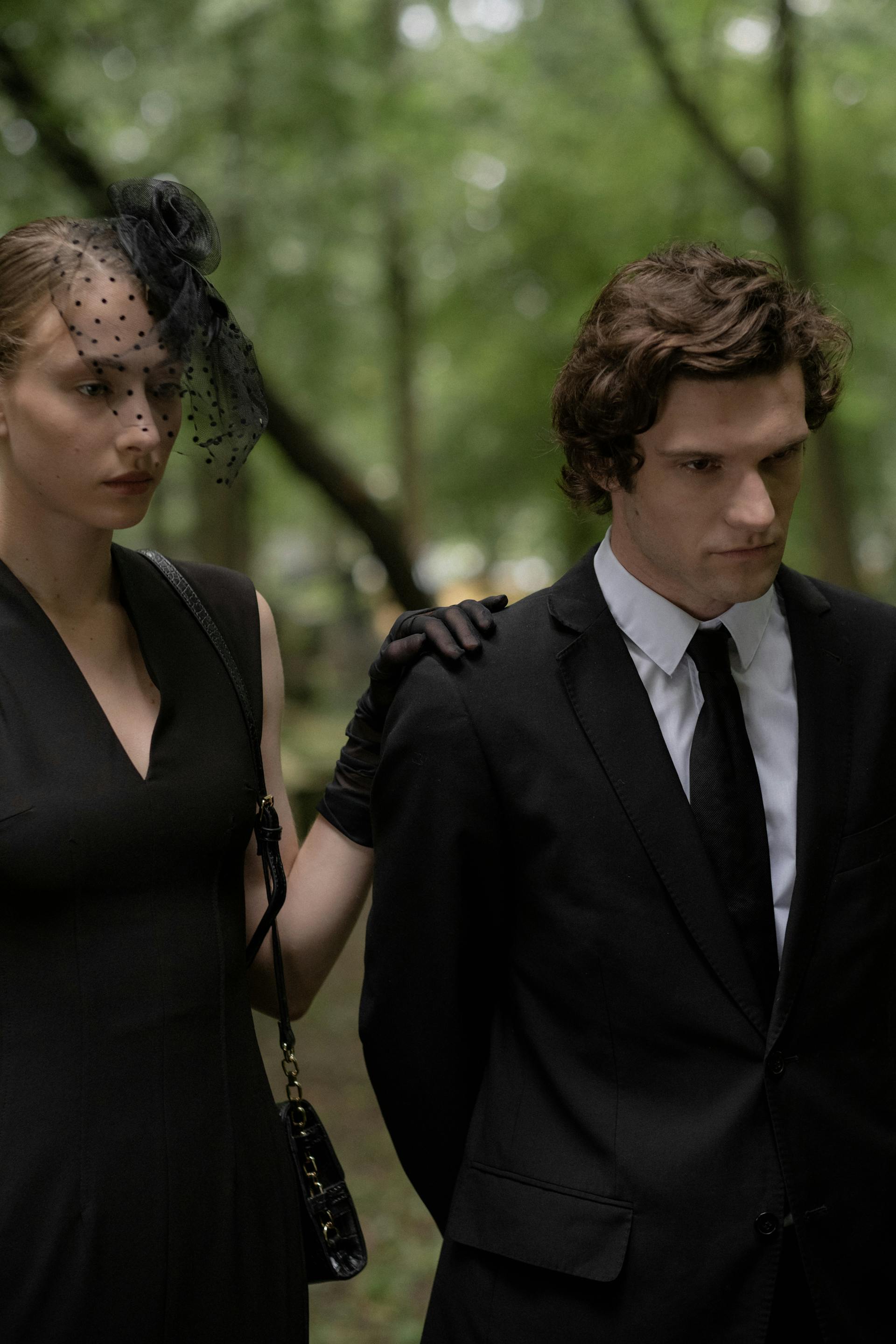 Un hombre y una mujer tristes en un funeral | Fuente: Pexels