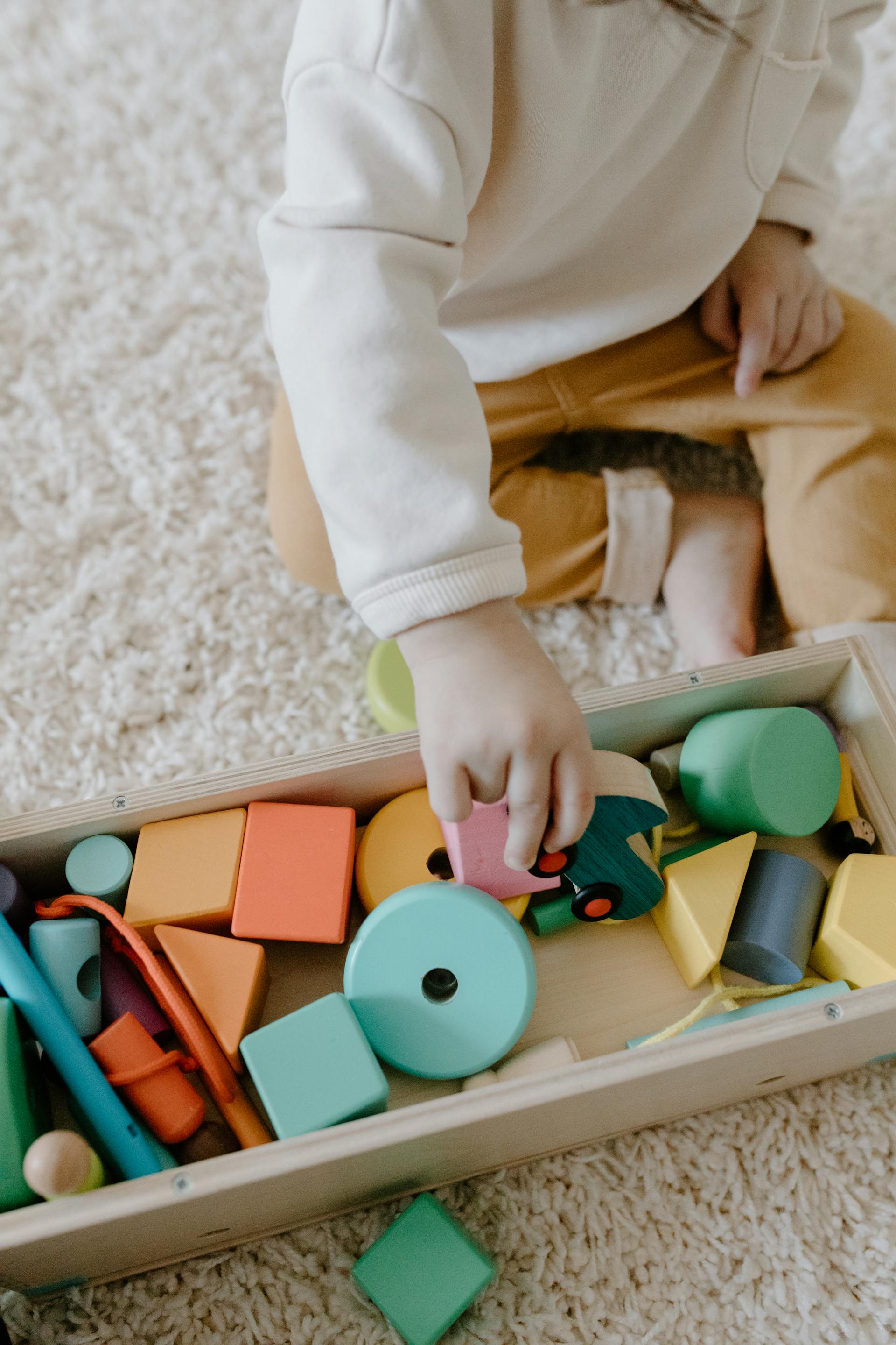 Un niño jugando con juguetes | Fuente: Pexels