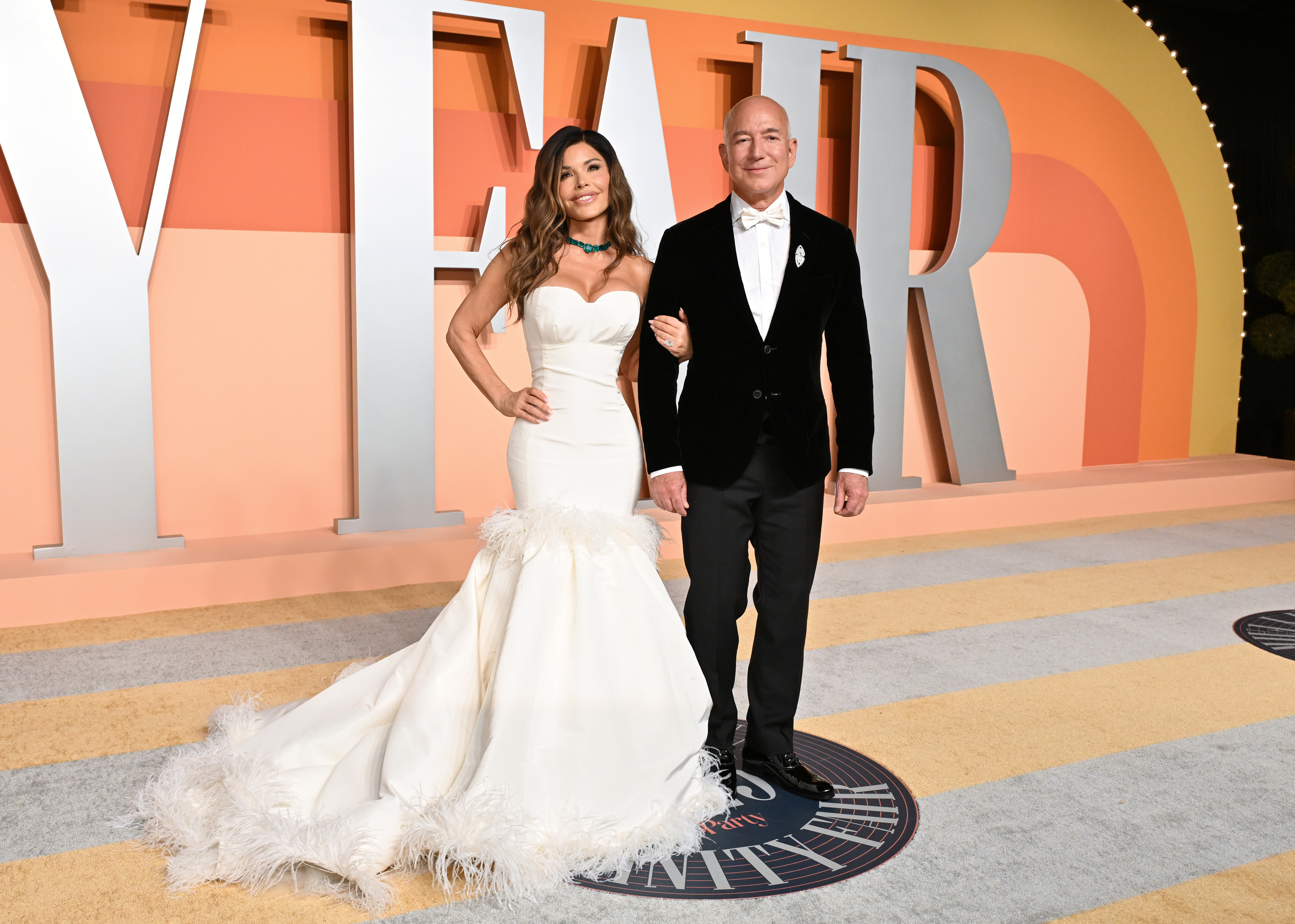 Lauren Sanchez y Jeff Bezos posan juntos en la 2025 Vanity Fair Oscar Party organizada por Radhika Jones en el Wallis Annenberg Center for the Performing Arts el 2 de marzo de 2025, en Beverly Hills, California | Fuente: Getty Images