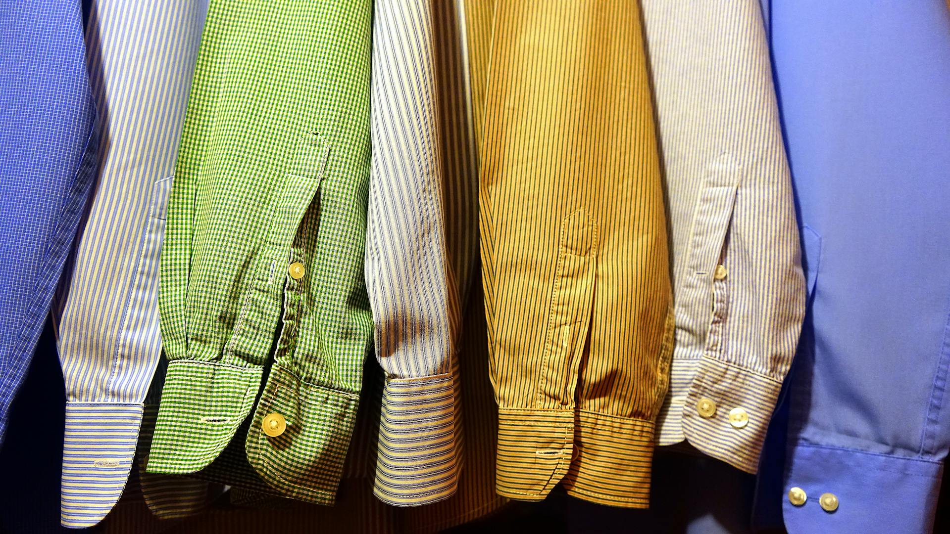 Camisas colgadas en un armario | Fuente: Pexels