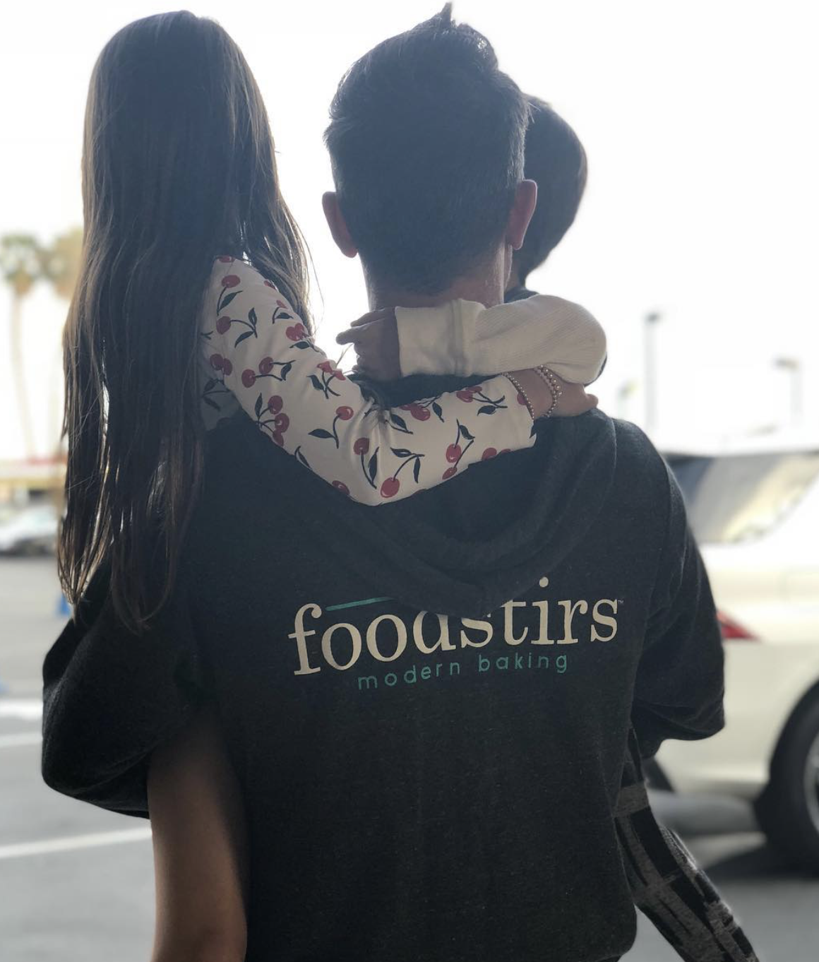 Freddie Prinze Jr. llevaba en brazos a su hijo pequeño, Rocky, mientras su hija Charlotte le rodeaba los hombros con los brazos. Freddie llevaba una sudadera con capucha de Foodstirs, la marca de repostería centrada en la familia que cofundó Sarah Michelle Gellar. | Fuente: Instagram/@sarahmgellar