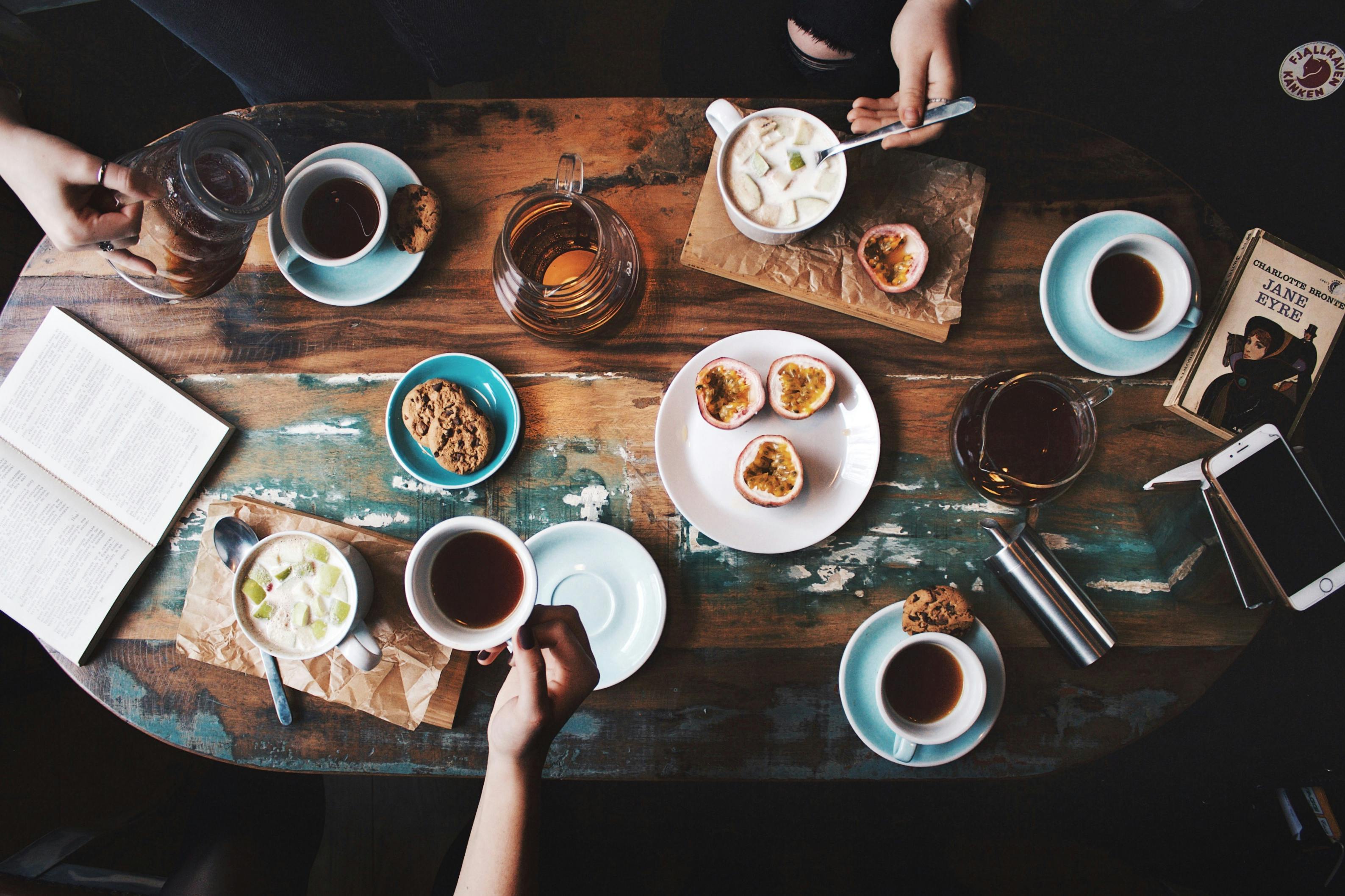 Gente en una cafetería | Fuente: Pexels