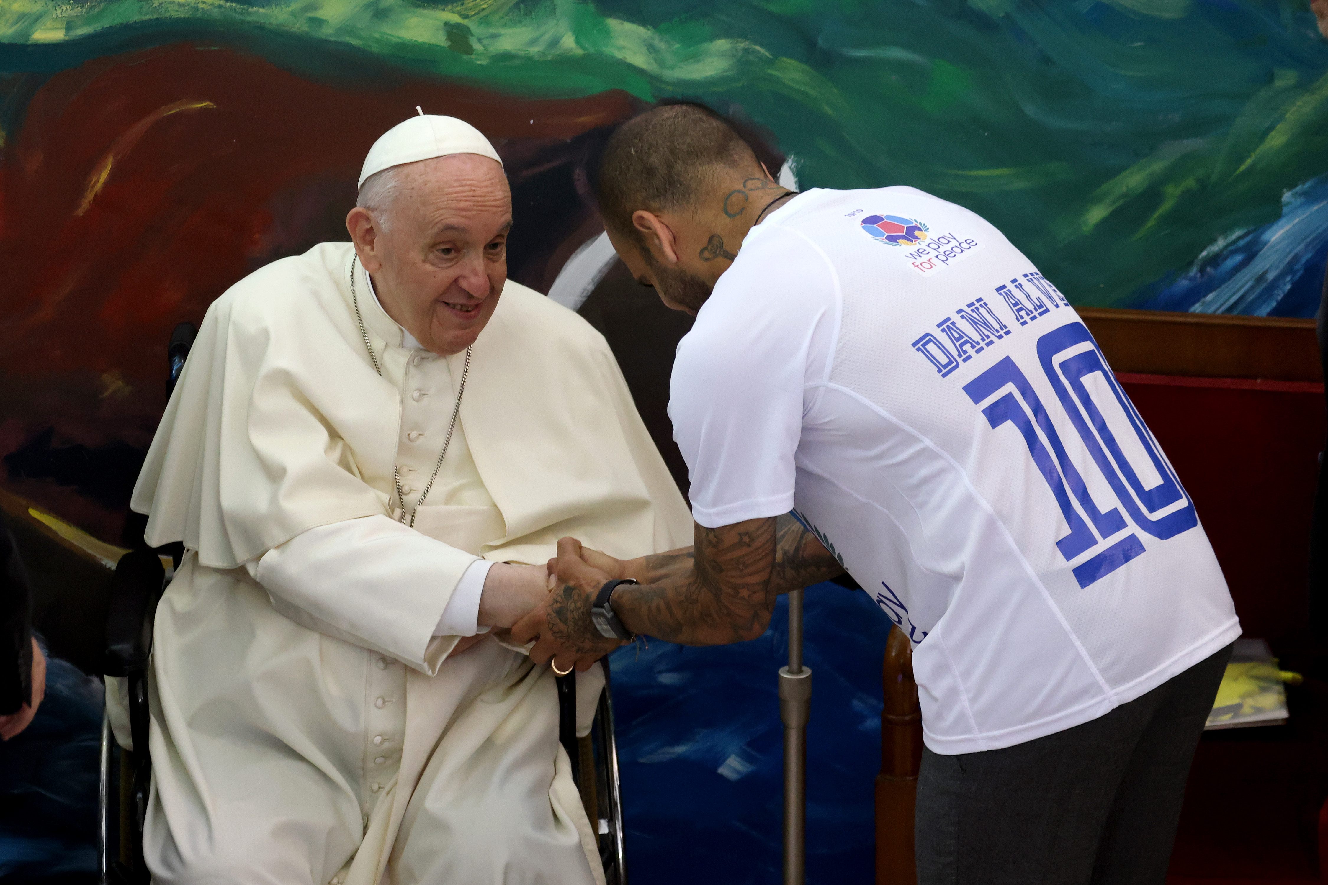El papa Francisco saluda al futbolista Dani Alves durante el lanzamiento del Movimiento Internacional Scholas Occurrentes en la Pontificia Universidad Urbana en Ciudad del Vaticano, el 19 de mayo de 2022 | Fuente: Getty Images
