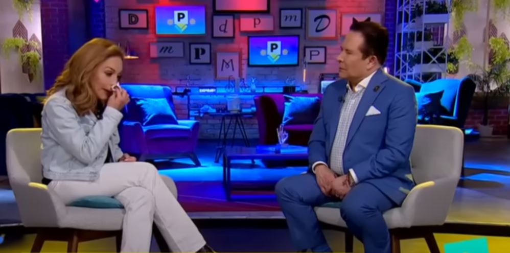 Laura Flores junto a Gustavo Adolfo Infante | Fuente: YouTube/ImagenEntretenimiento