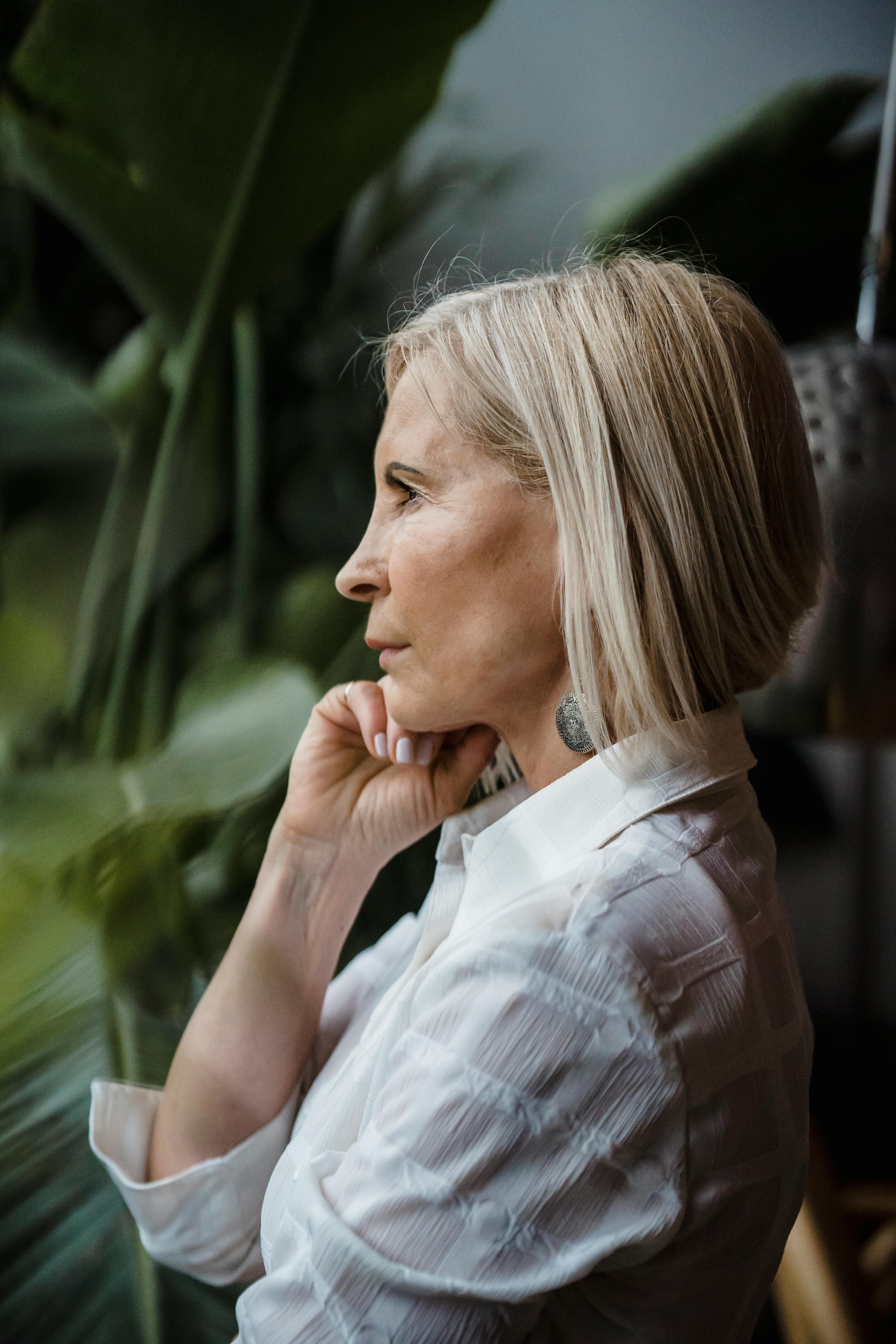 Vista lateral de una mujer alterada | Fuente: Pexels