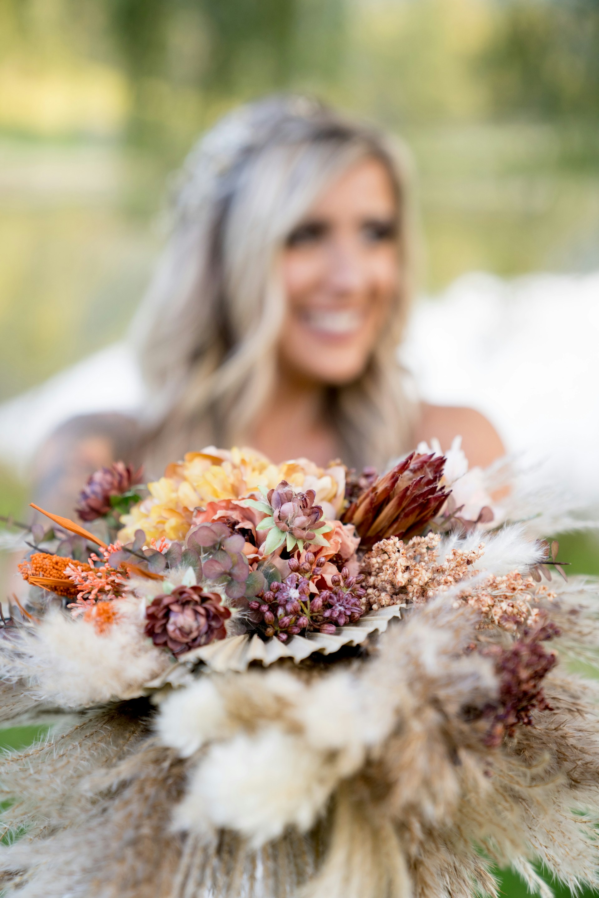 Una novia sosteniendo su ramo | Fuente: Unsplash