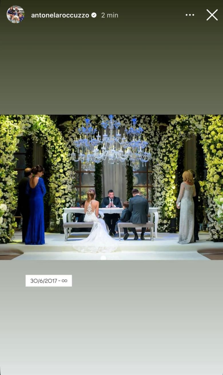 Antonela Roccuzzo y Lionel Messi munto a uno de sus hijos durante su boda civil | Fuente: Instagram Stories/antonelaroccuzzo