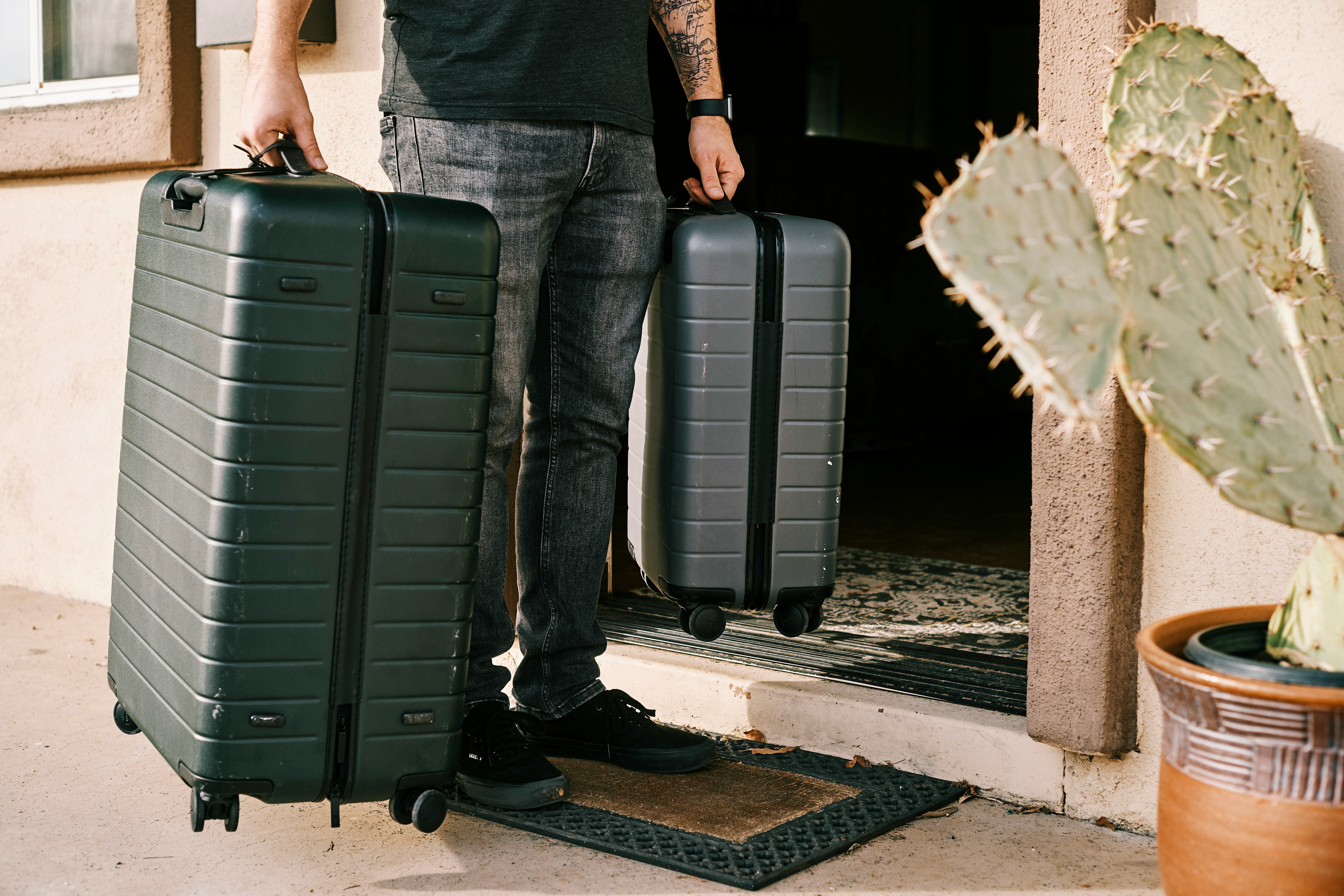 Un hombre sujetando dos maletas | Fuente: Unsplash