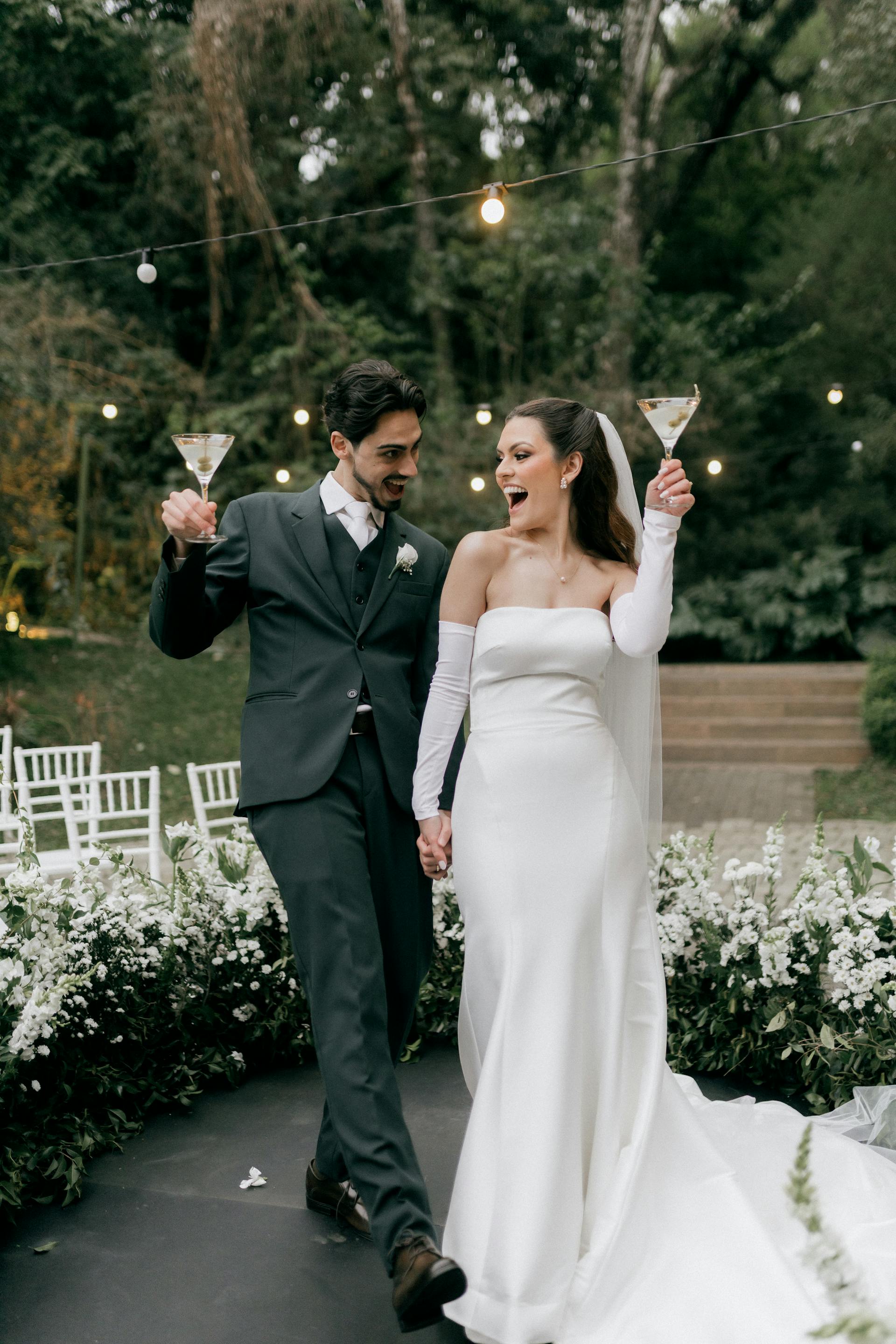 Unos novios levantando sus copas | Fuente: Pexels