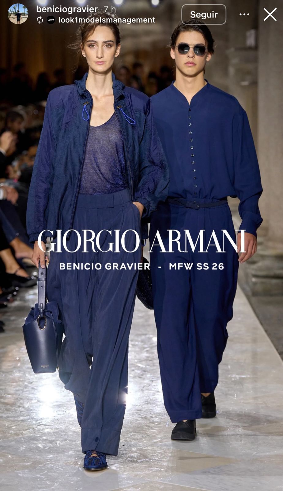 Benicio Gravier en la pasarela en la Semana de la Moda de Milán desfilando junto a otra modelo para la casa Armani | Fuente: Instagram Stories/beniciogravier