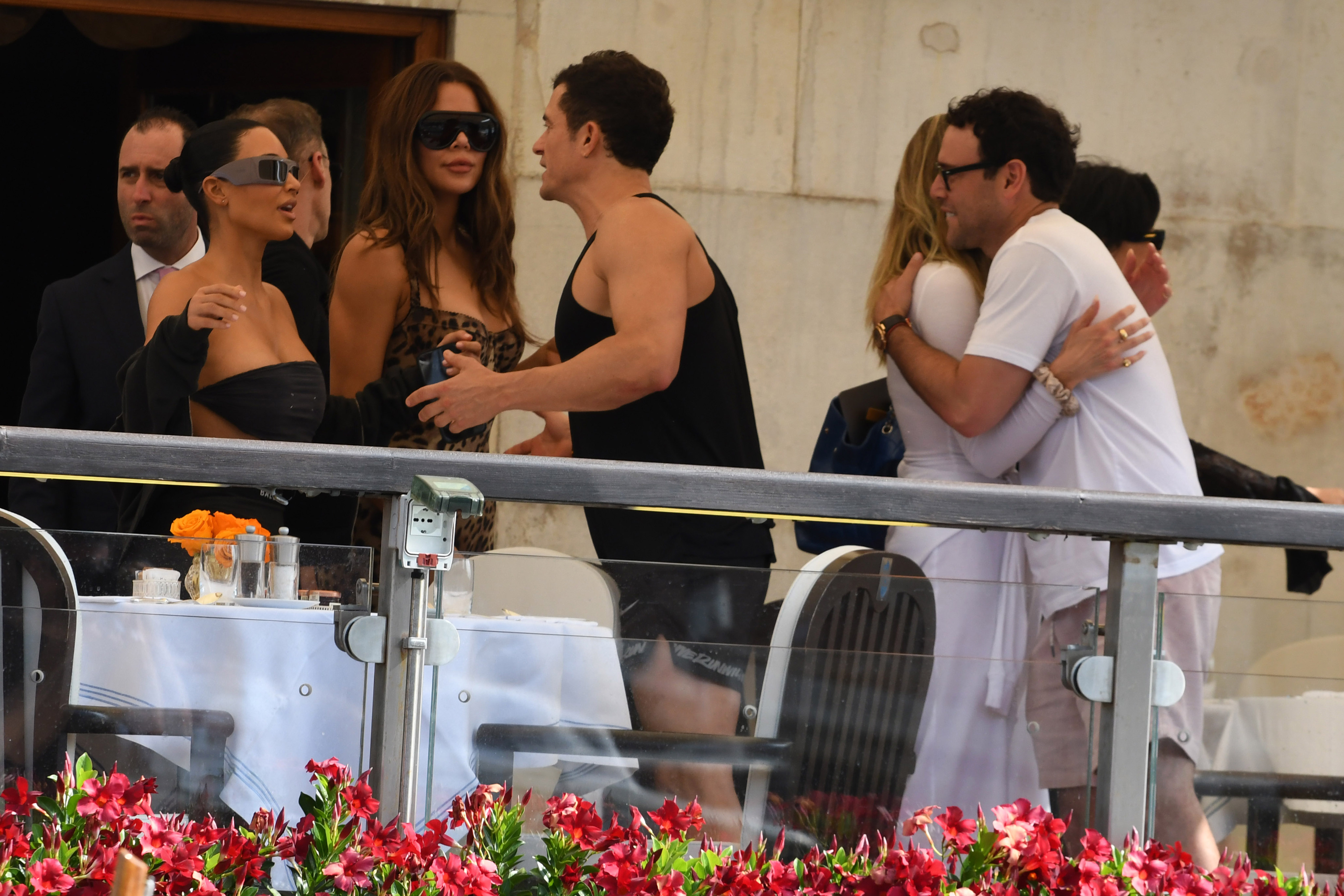 Kim Kardashian, Khloé Kardashian y Orlando Bloom antes de la boda de Jeff Bezos y Lauren Sanchez el 26 de junio de 2025 en Venecia, Italia. (Foto de Luigi Iorio/GC Images)Reunión previa a la boda de Jeff Bezos y Lauren Sanchez el 26 de junio de 2025 en Venecia, Italia | Fuente: Getty Images