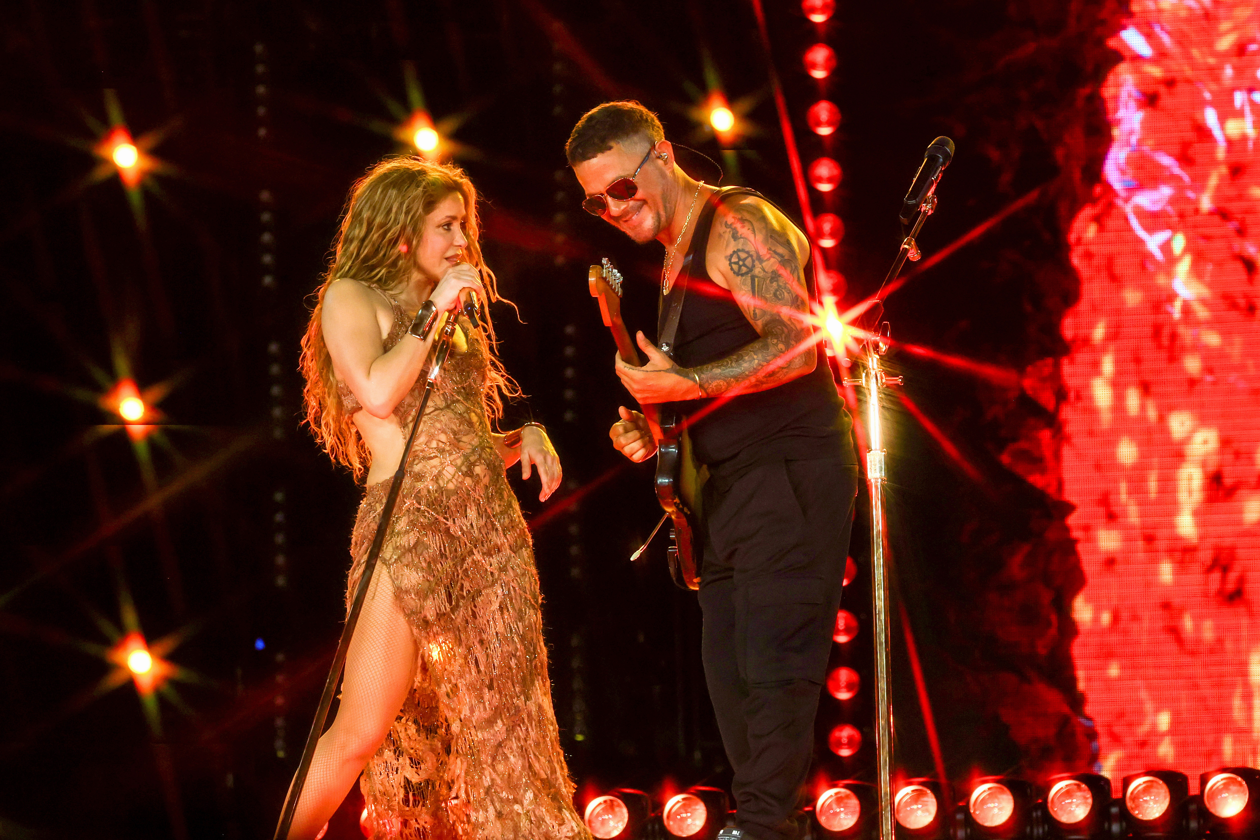 Shakira y Alejandro Sanz actúan en el escenario durante Shakira: Las Mujeres Ya No Lloran World Tour - Miami at Hard Rock Stadium on June 06, 2025 in Miami Gardens, Florida. | Fuente: Getty Images
