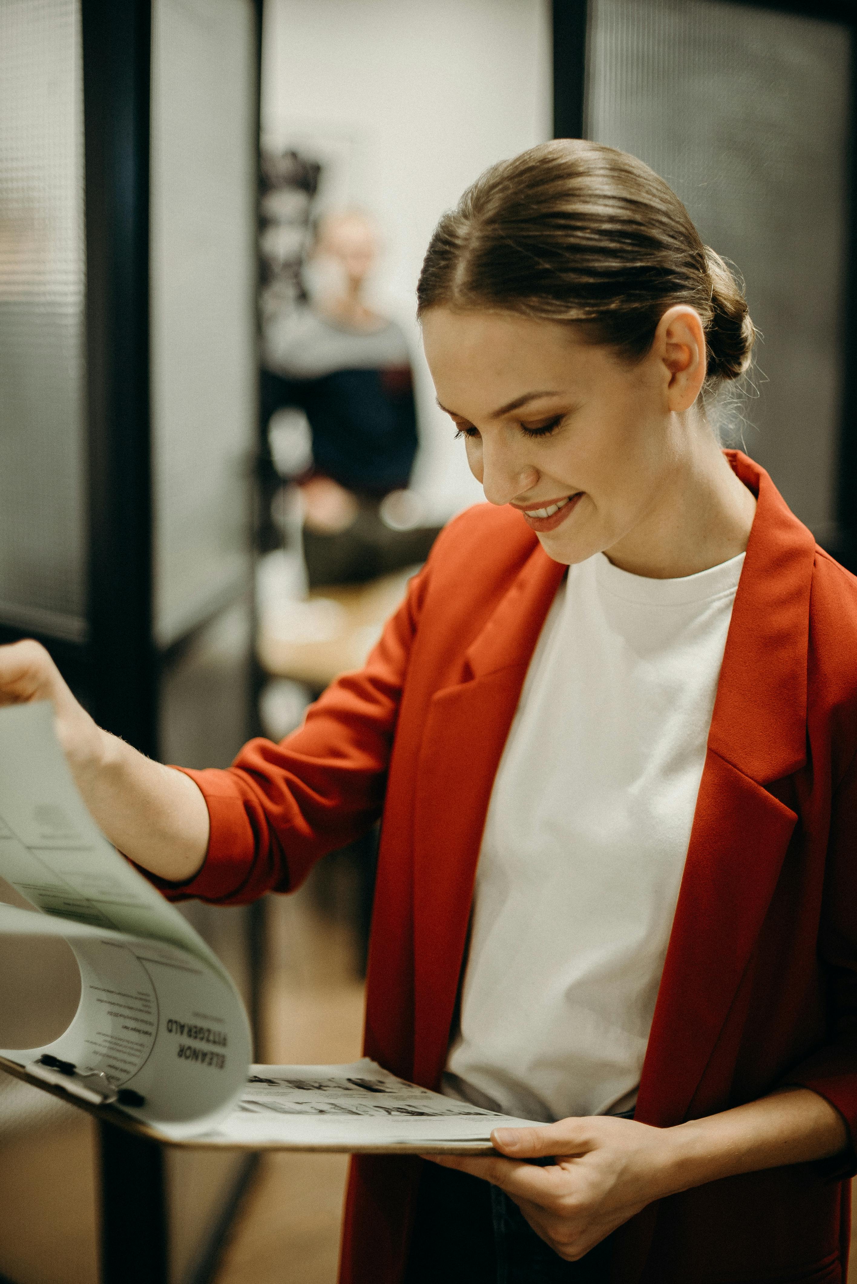 Una mujer sujetando un portapapeles | Fuente: Pexels