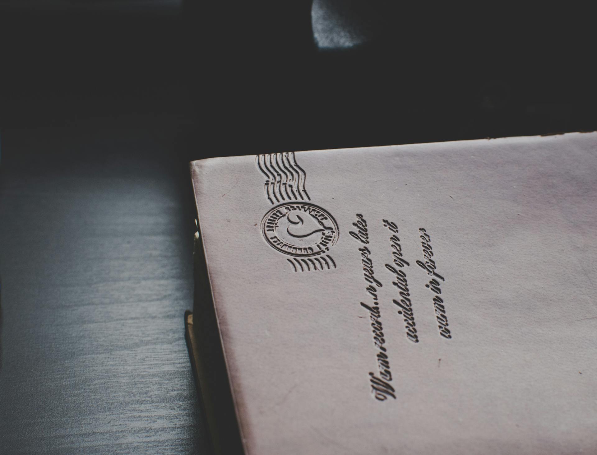 Una carta vintage con matasellos y texto manuscrito | Fuente: Pexels