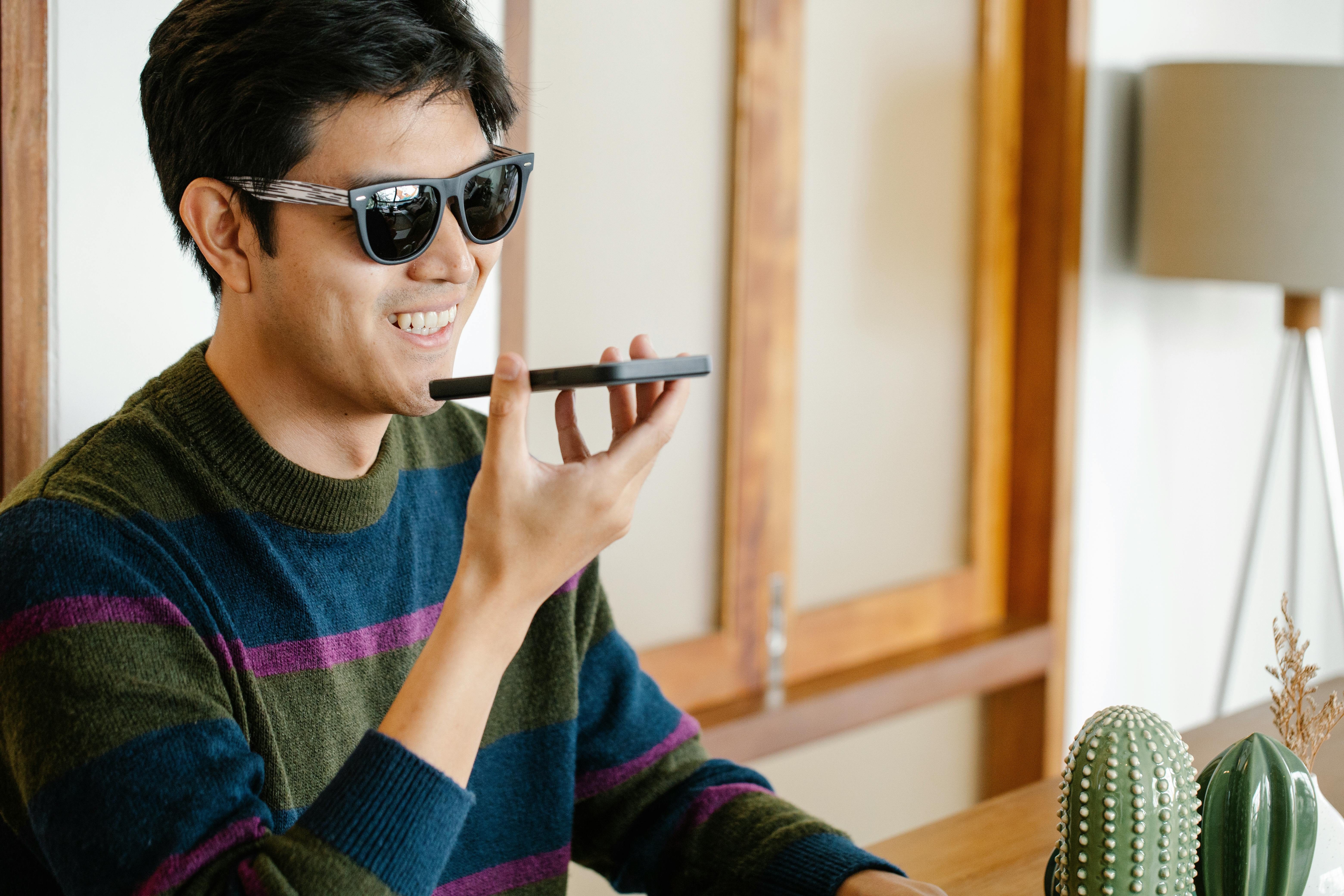 Un hombre feliz en una llamada | Fuente: Pexels