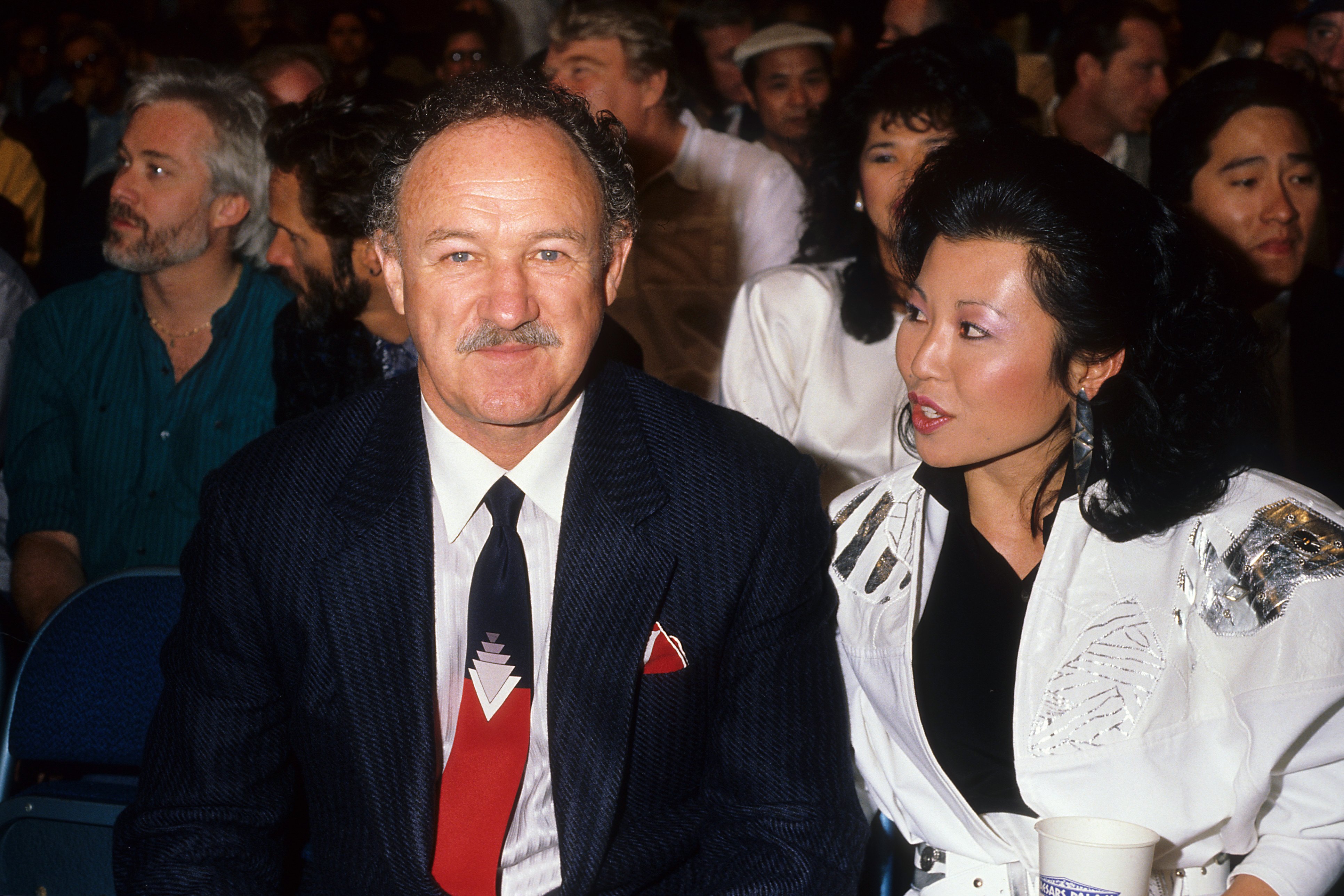 Gene Hackman y su esposa Betsy Arakawa en 1986 en Los Ángeles, California | Fuente: Getty Images