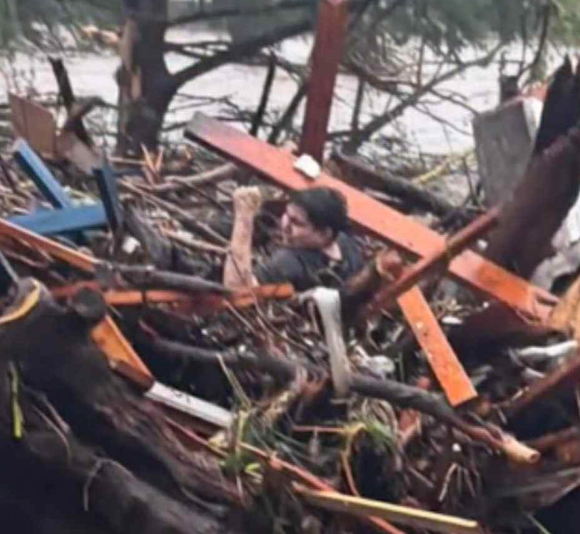 Rescatan con vida a joven de 18 años de las inundaciones en Texas. | Fuente: Facebook/Anuar RevueltaM.