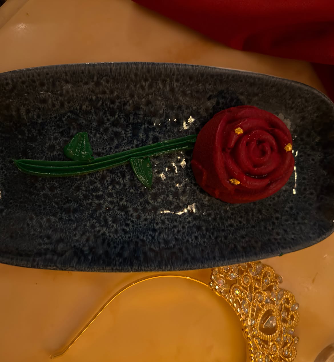 Un aperitivo con la forma de la icónica rosa encantada de "La Bella y La Bestia", en el reconocido restaurante Be Our Guest, ubicado dentro del castillo de la Bestia, en Magic Kingdom | Fuente: Instagram/lovingmatilda