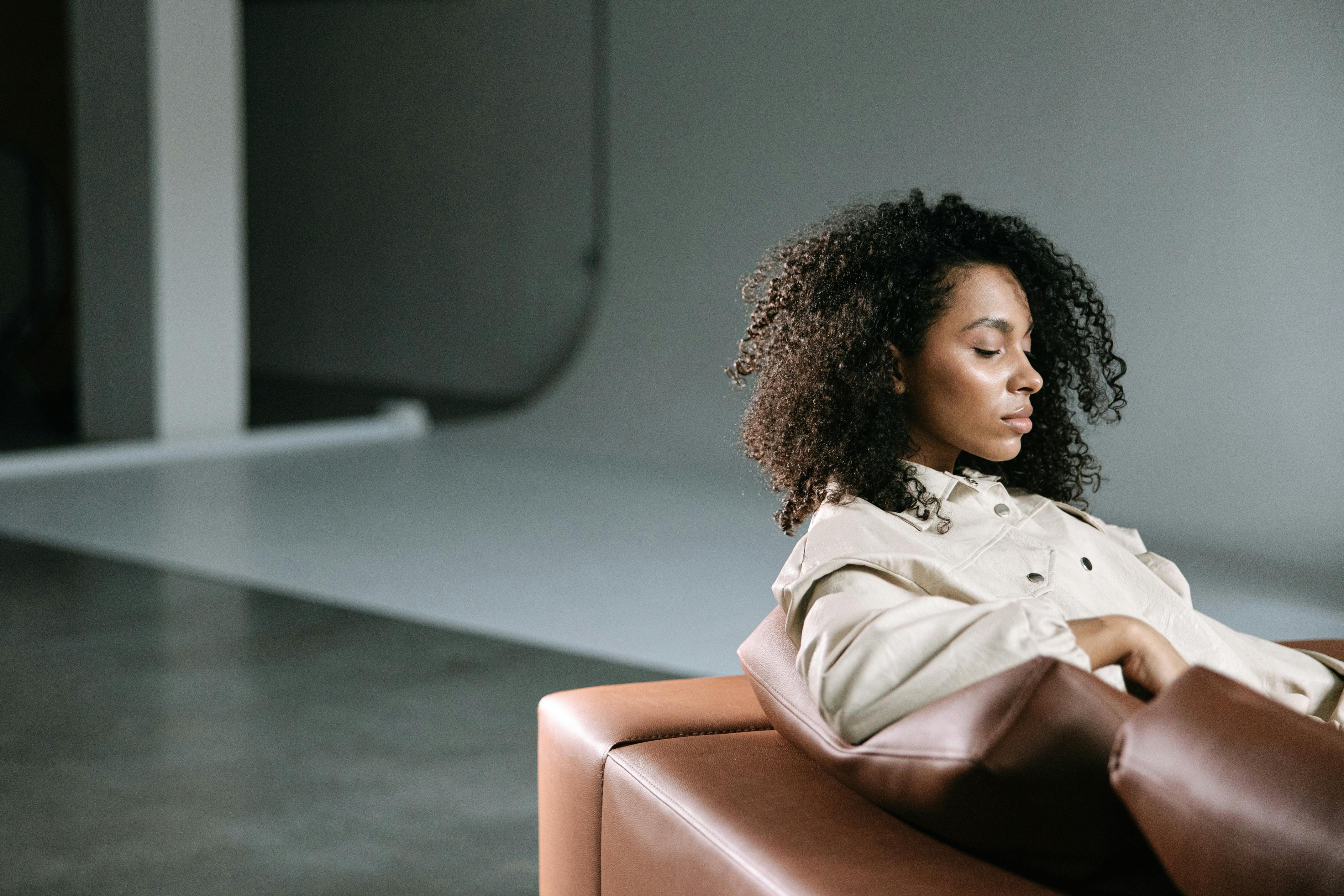 Una mujer tramando algo | Fuente: Pexels