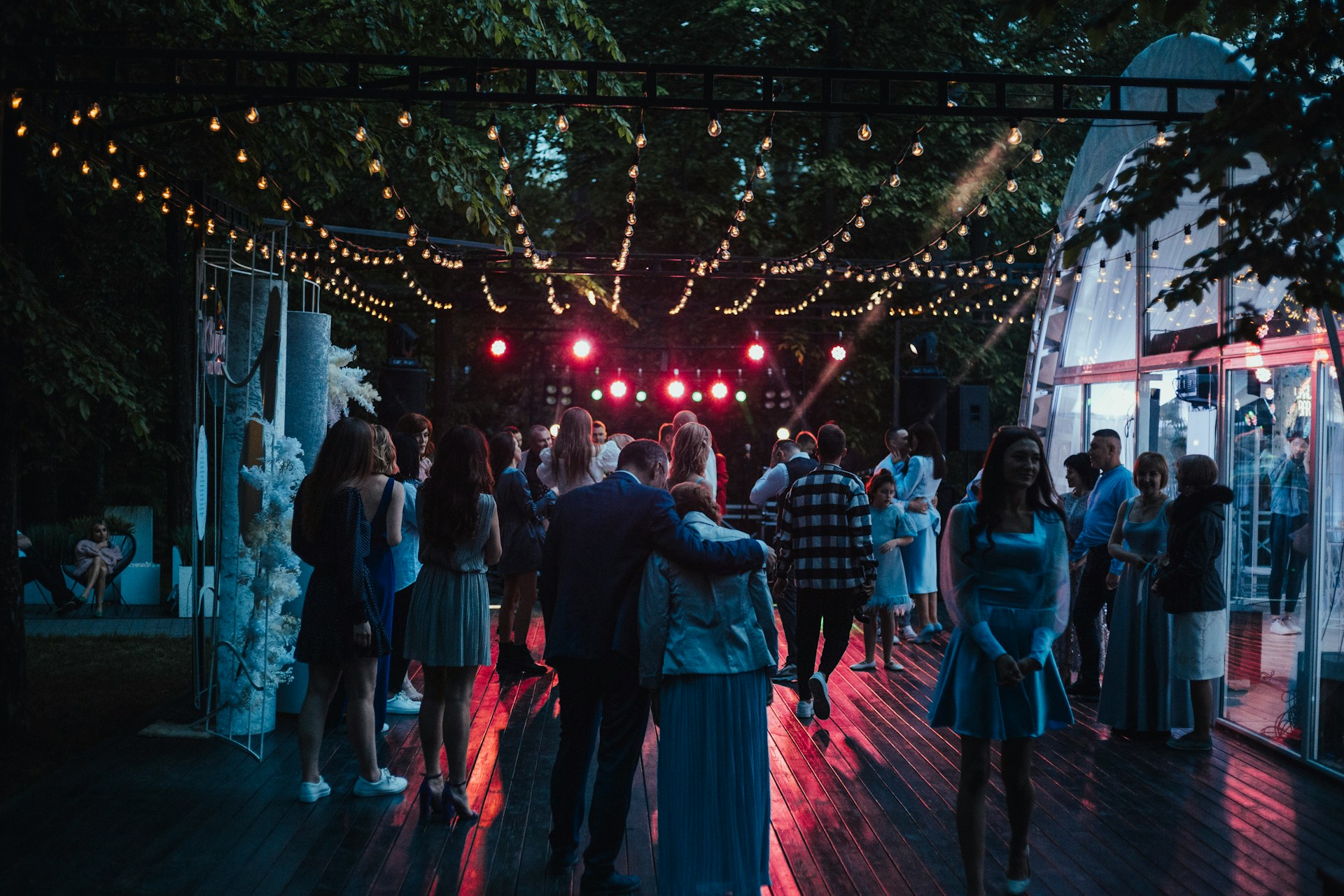Gente en un local de fiestas | Fuente: Unsplash