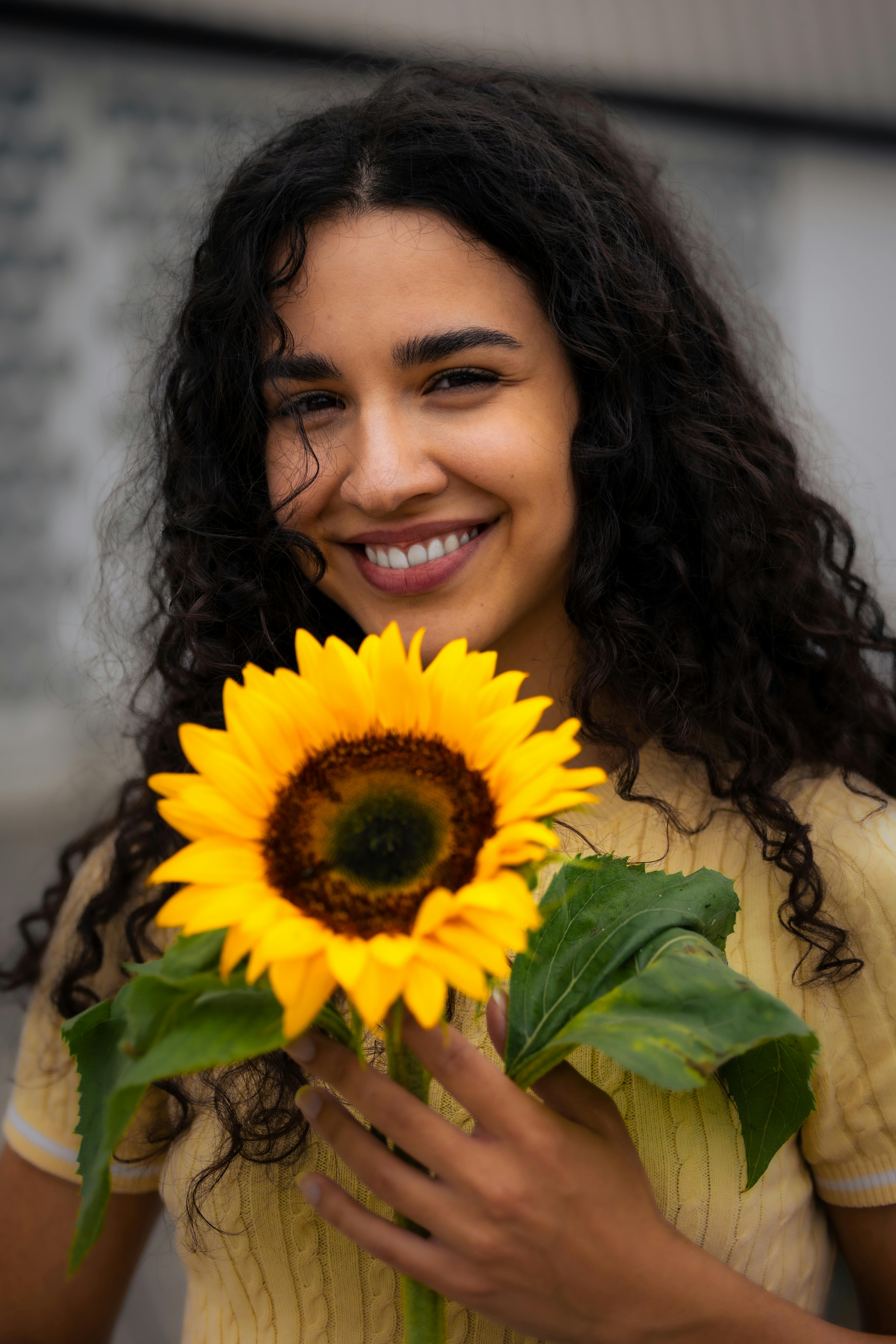 Una mujer feliz y dulce | Fuente: Pexels
