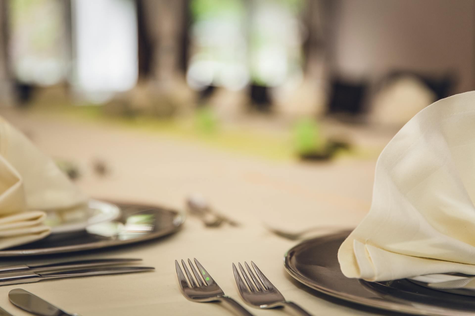 Primer plano de unos cubiertos en una mesa | Fuente: Pexels