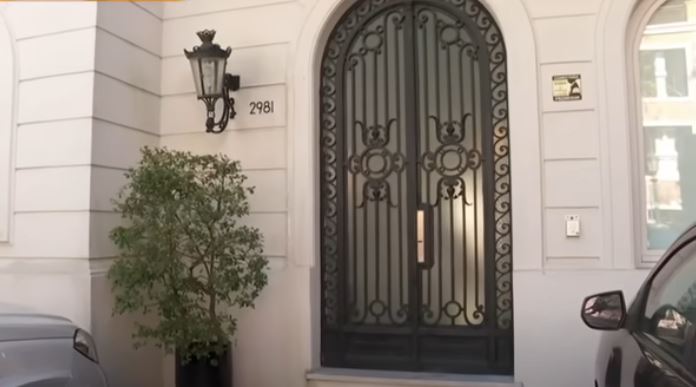 La puerta de la casa violentada | Fuente: Youtube.com/todonoticias