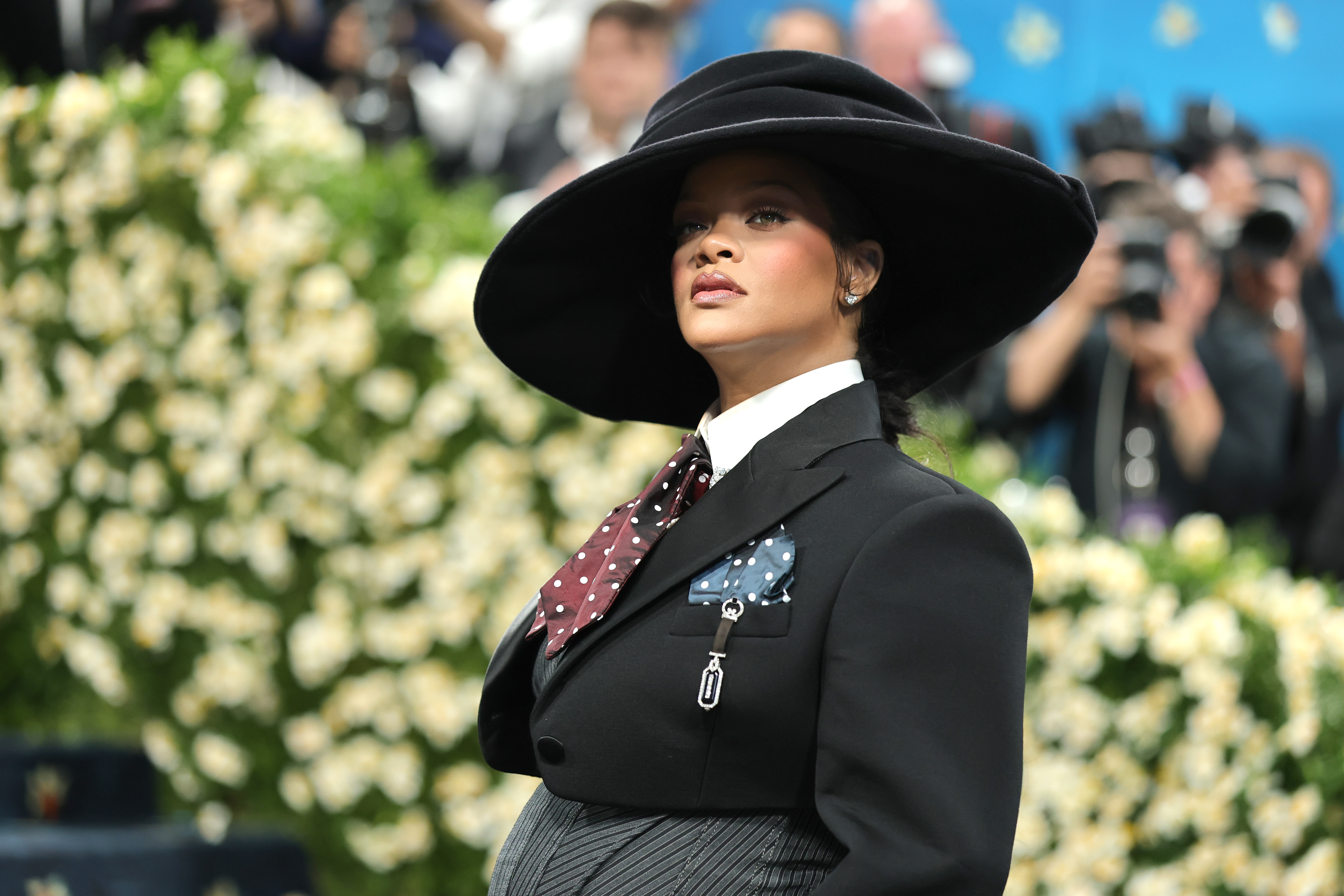 Rihanna mira a la multitud durante la Met Gala el 5 de mayo de 2025 | Fuente: Getty Images