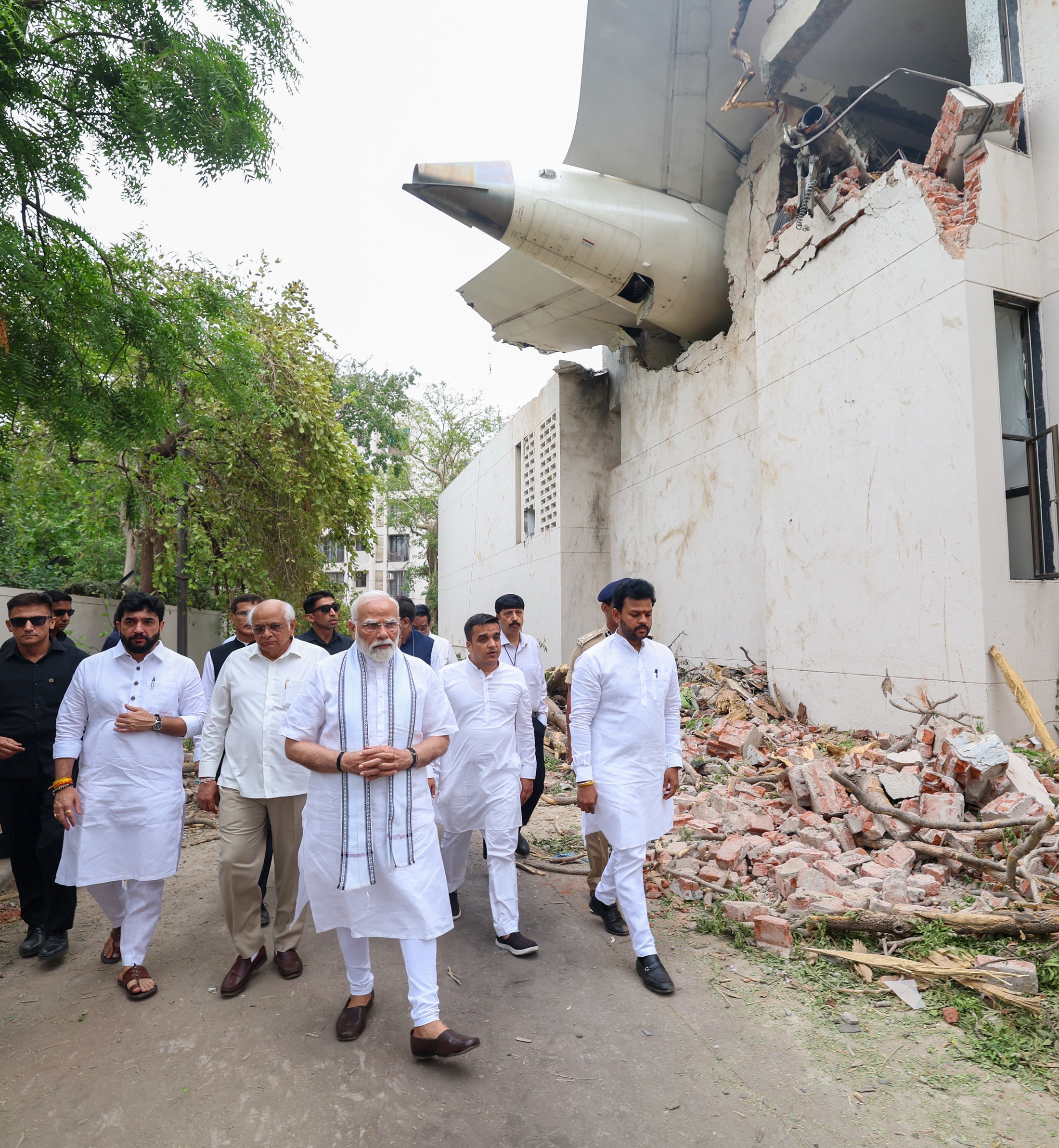 El primer ministro indio, Narendra Modi, visita el lugar del accidente del avión de pasajeros de Air India con 242 personas a bordo que se estrelló en el oeste de la India el 13 de junio de 2025. | Fuente: Getty Images