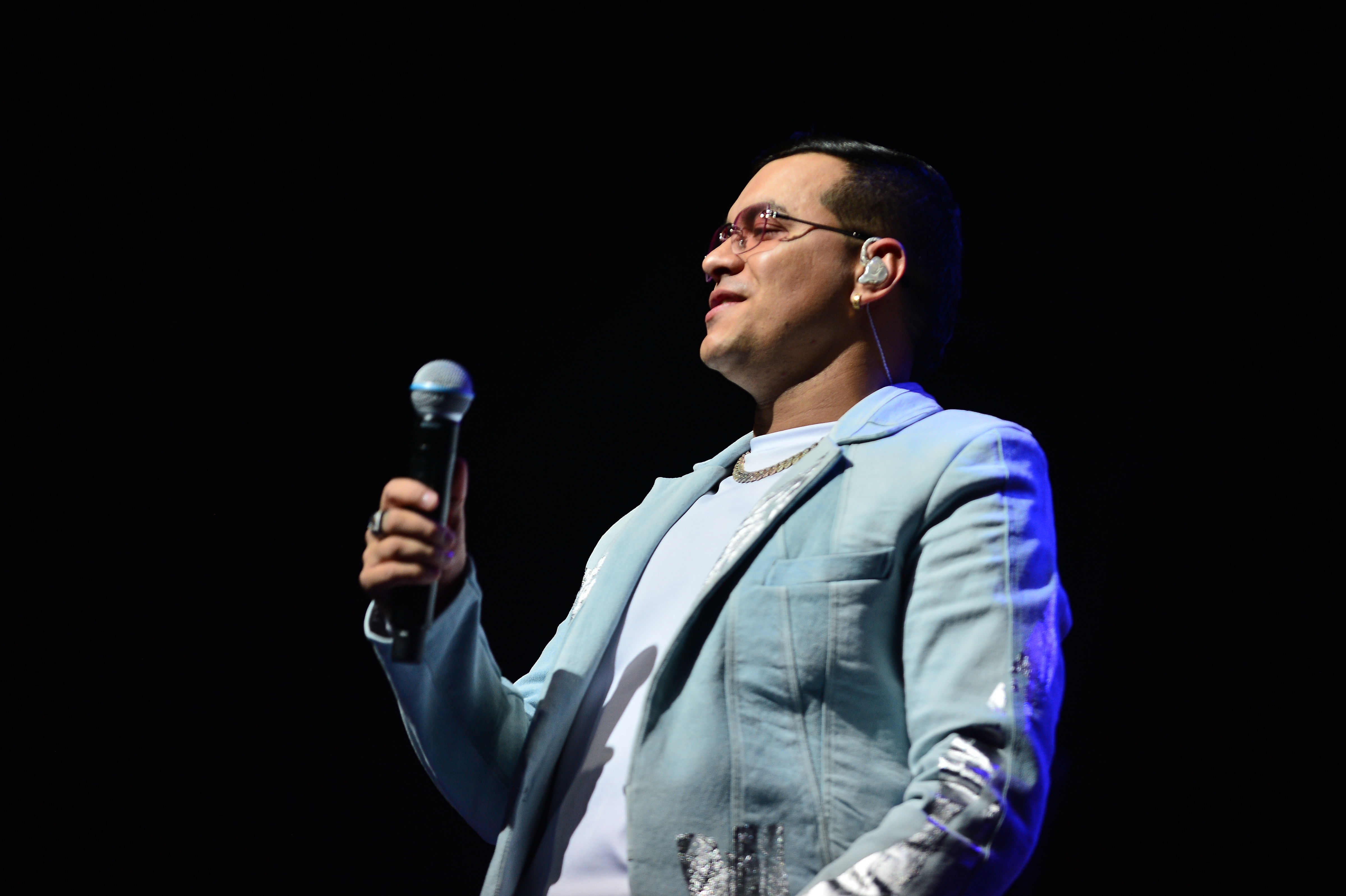 Yeison Jiménez se presenta en vivo durante la gira "Invencible Tour" en el James L. Knight Center el 7 de octubre de 2023 en Miami, Florida. | Fuente: Getty Images