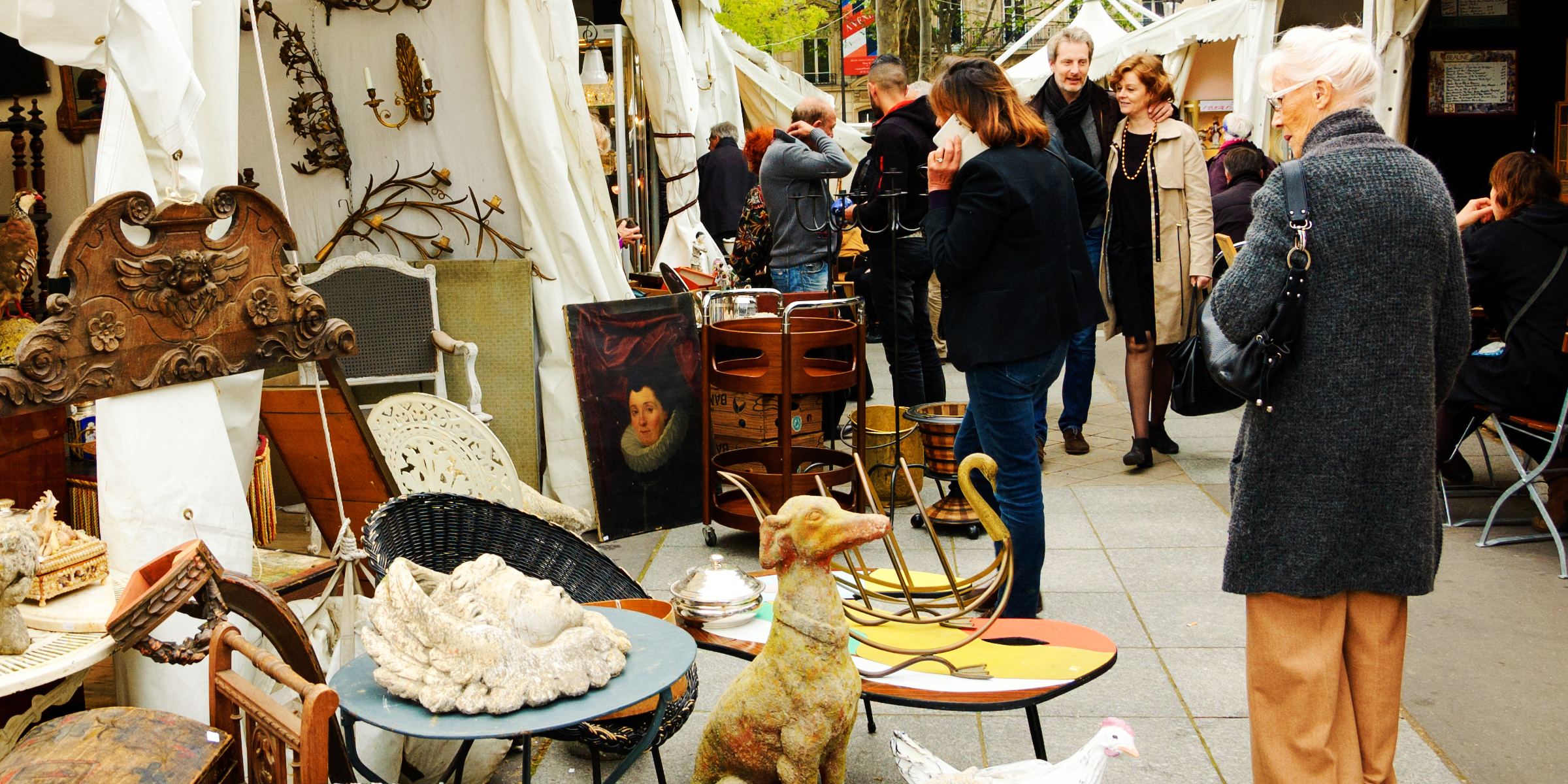 Gente en un mercadillo | Fuente: Shutterstock