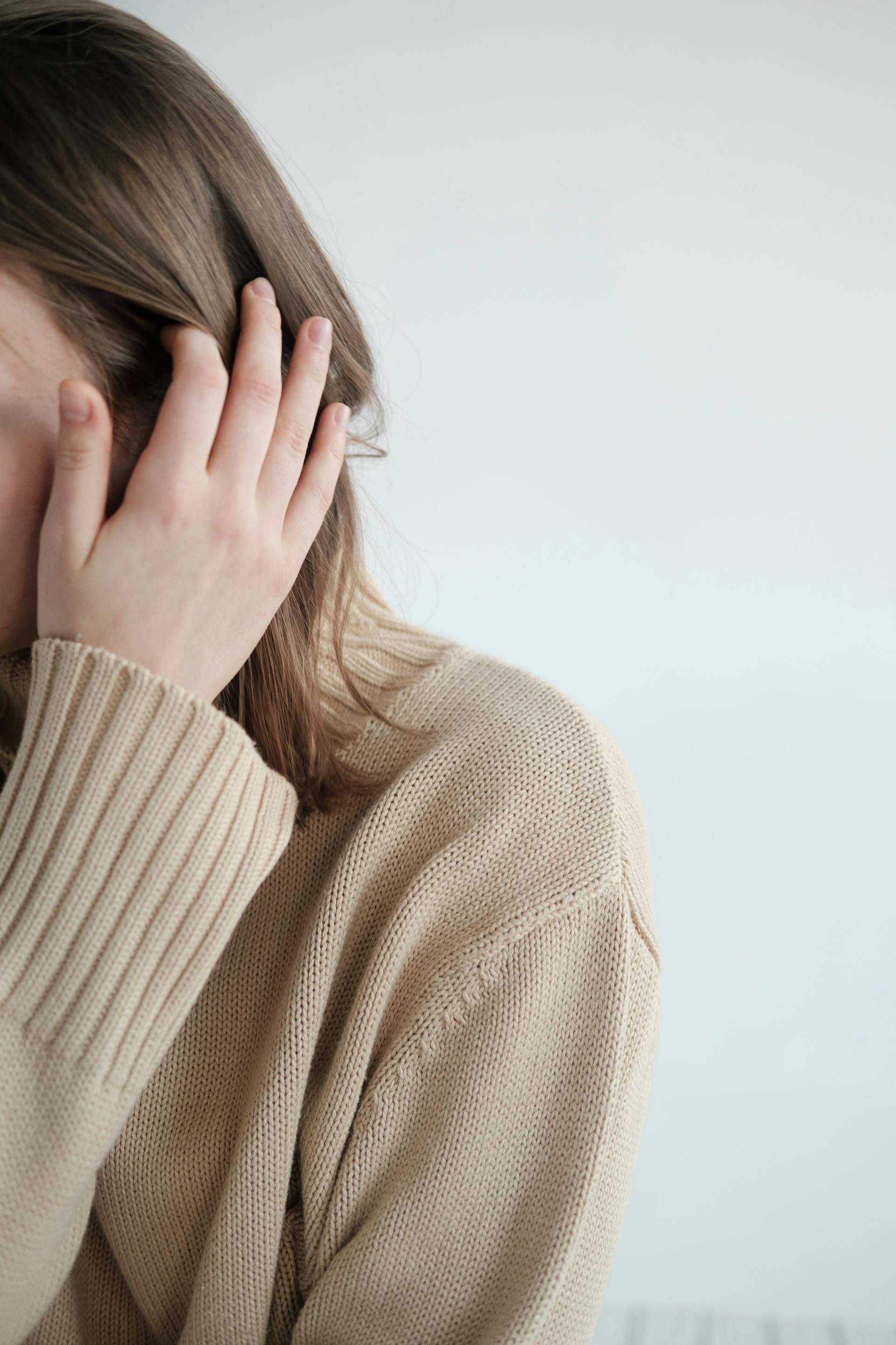 Primer plano de una mujer tocándose el pelo | Fuente: Pexels