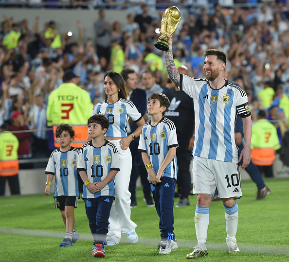 Lionel Messi, de Argentina, y su esposa Antonela Roccuzzo caminan por el campo durante un partido amistoso internacional entre Argentina y Panamá, disputado en el Estadio Monumental Antonio Vespucio Liberti el 23 de marzo de 2023 en Buenos Aires, Argentina | Fuente: Getty Images