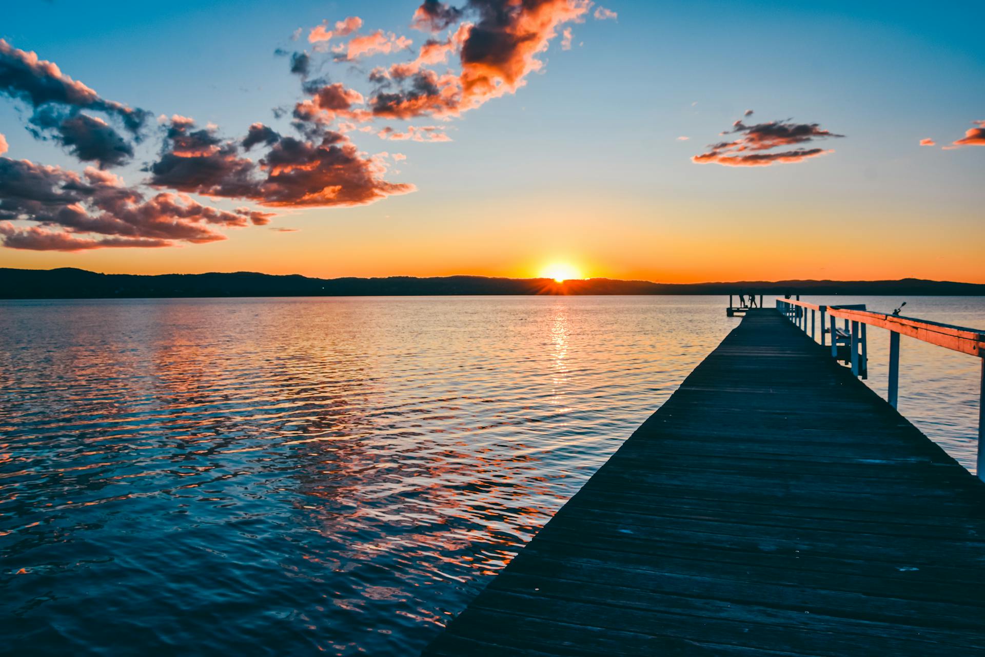 Amanecer cerca de una masa de agua | Fuente: Pexels