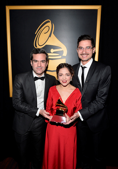 De izquierda a derecha: Bruno Bancalari, Natalia Lafourcade y Juan Pablo López Fonseca, ganadores del premio a Mejor Video Musical Versión Larga por "Musas, El Documental", asisten a la Ceremonia de Premiación durante la 18ª Entrega Anual de los Latin Grammy en el Mandalay Bay Convention Center, el 16 de noviembre de 2017 en Las Vegas, Nevada | Fuente: Getty Images