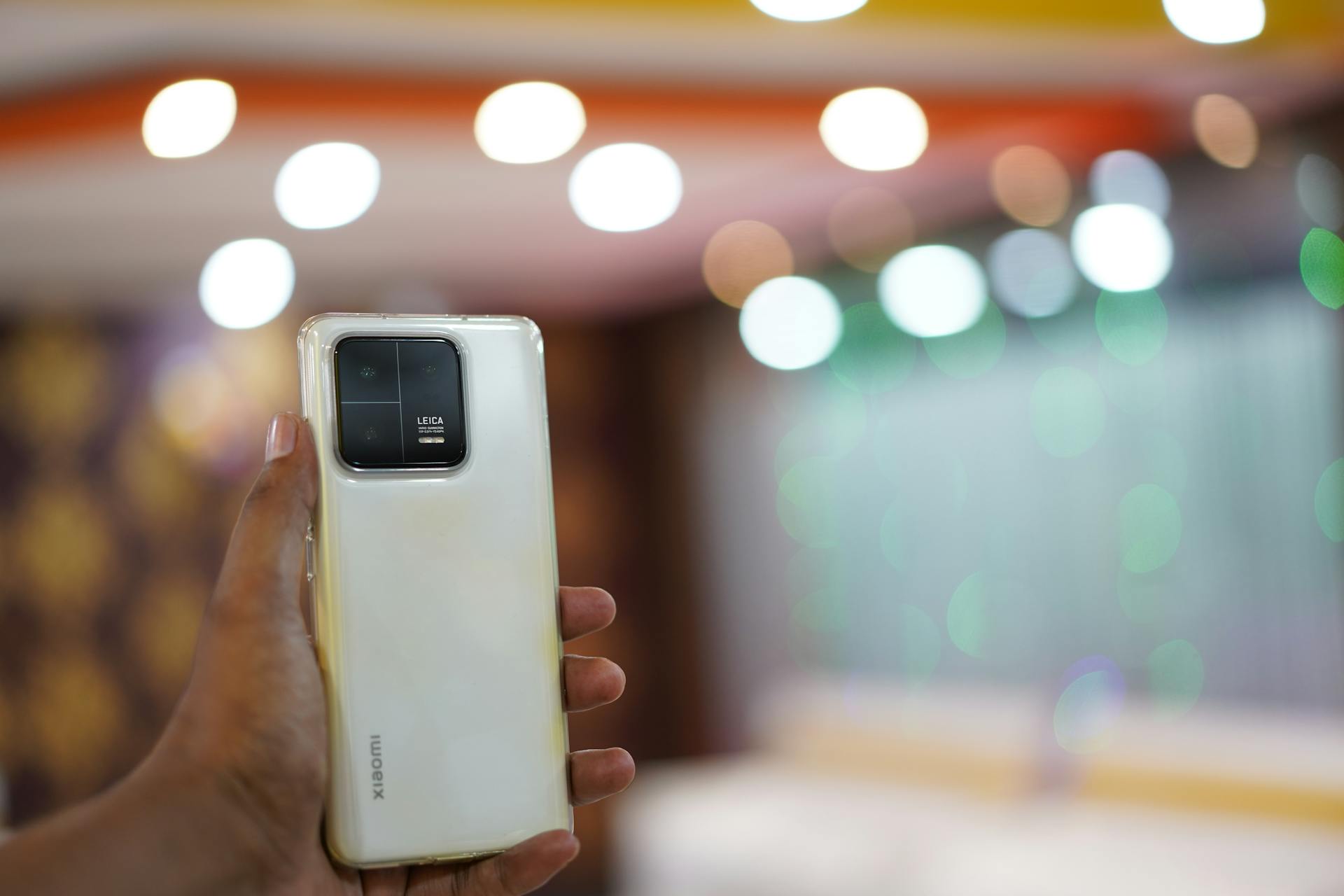 Una persona sostiene un smartphone con las cámaras orientadas hacia delante | Fuente: Pexels