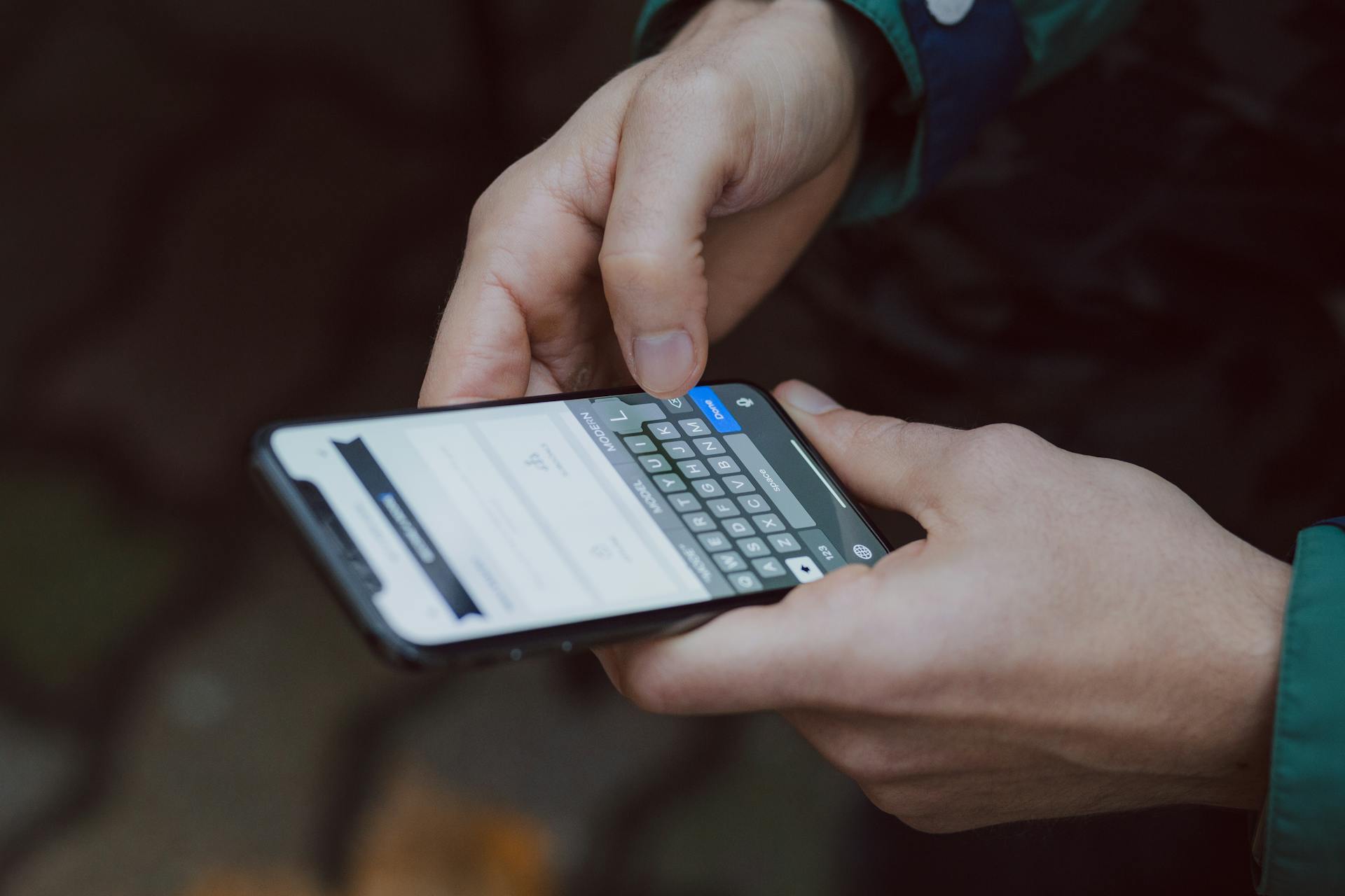 Una persona tecleando en su teléfono | Fuente: Pexels