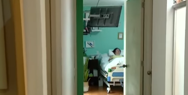 Ana Estrada en su cama de hospital poco antes de morir. | Fuente: Youtube/América Noticias