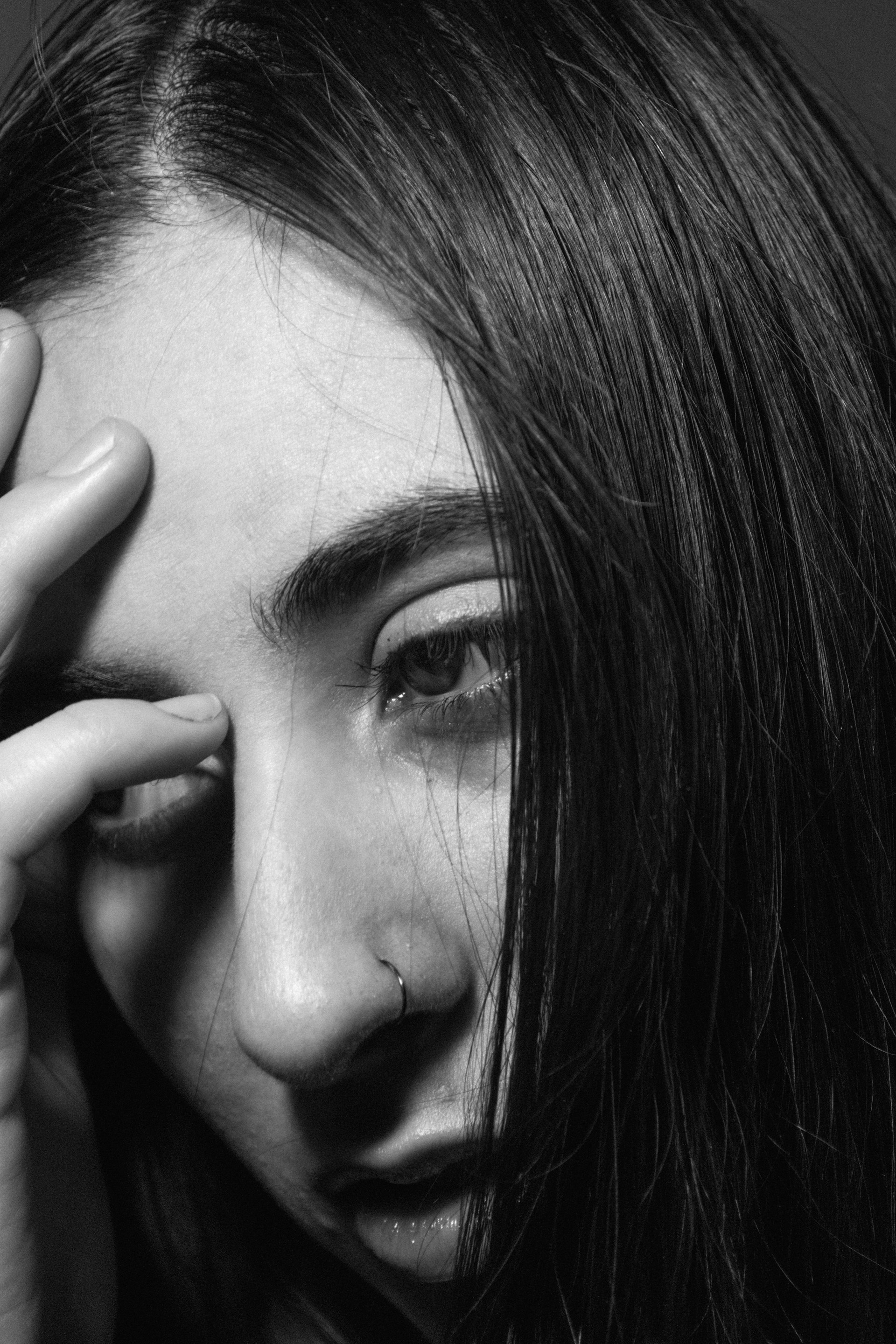Una mujer emocionada apoyando la cabeza contra su mano | Fuente: Unsplash