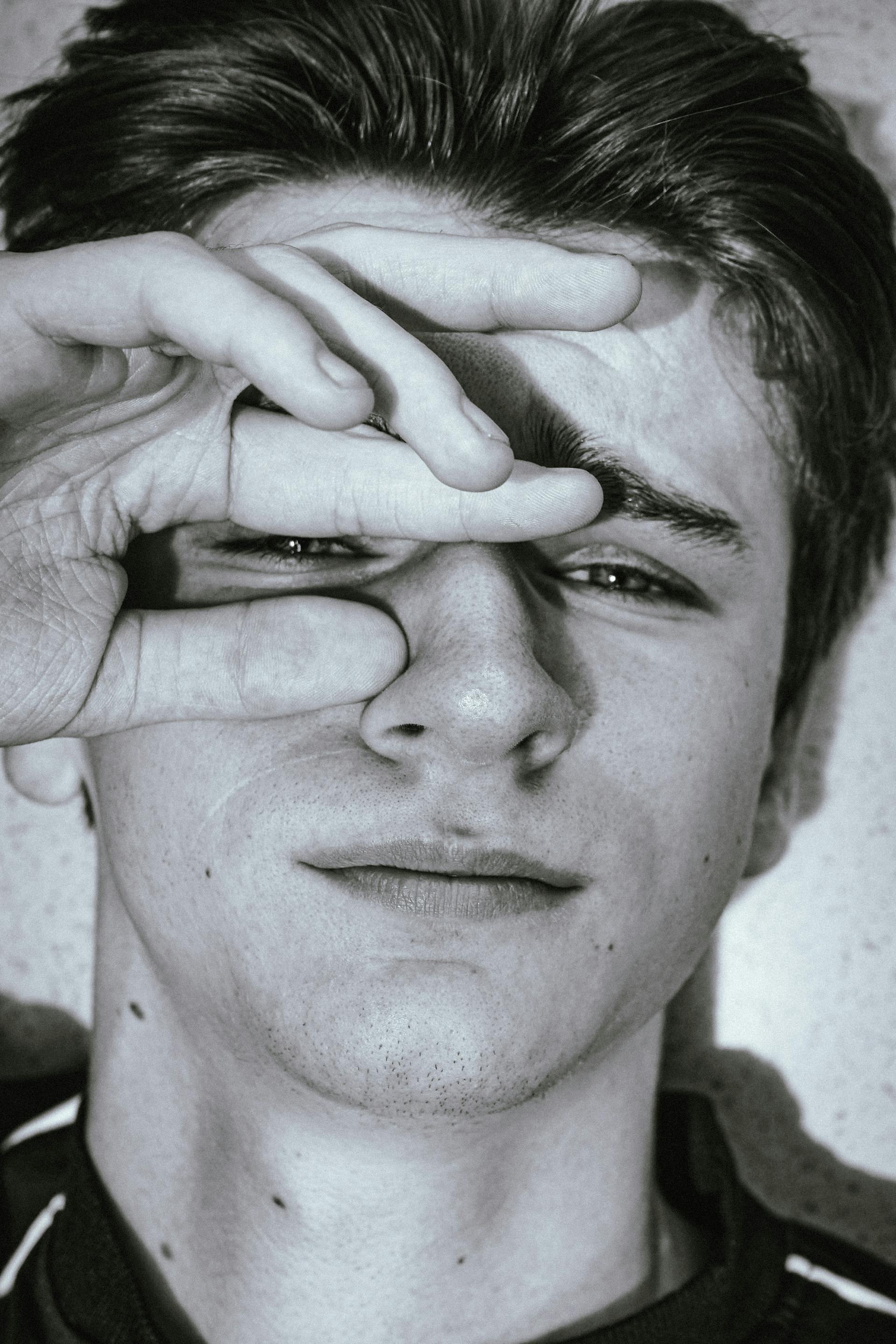 Retrato en escala de grises de un joven | Fuente: Pexels