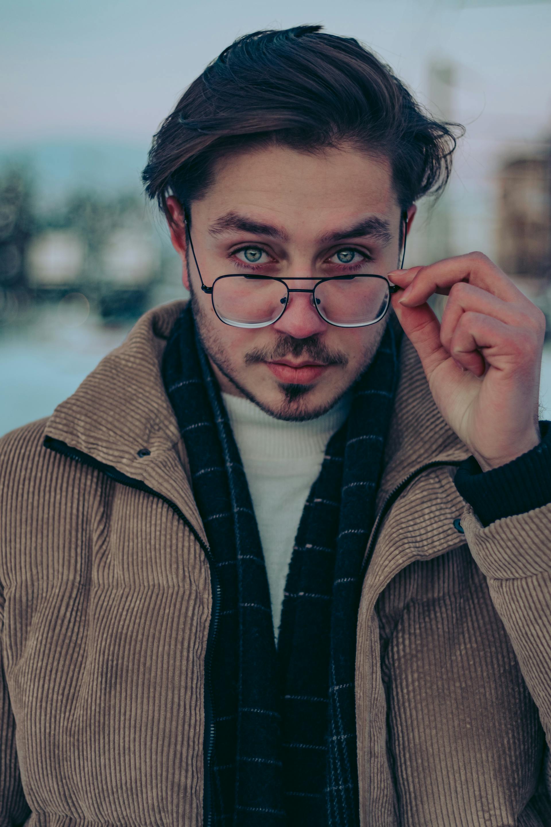 Un hombre severo mirando fijamente a alguien | Fuente: Pexels