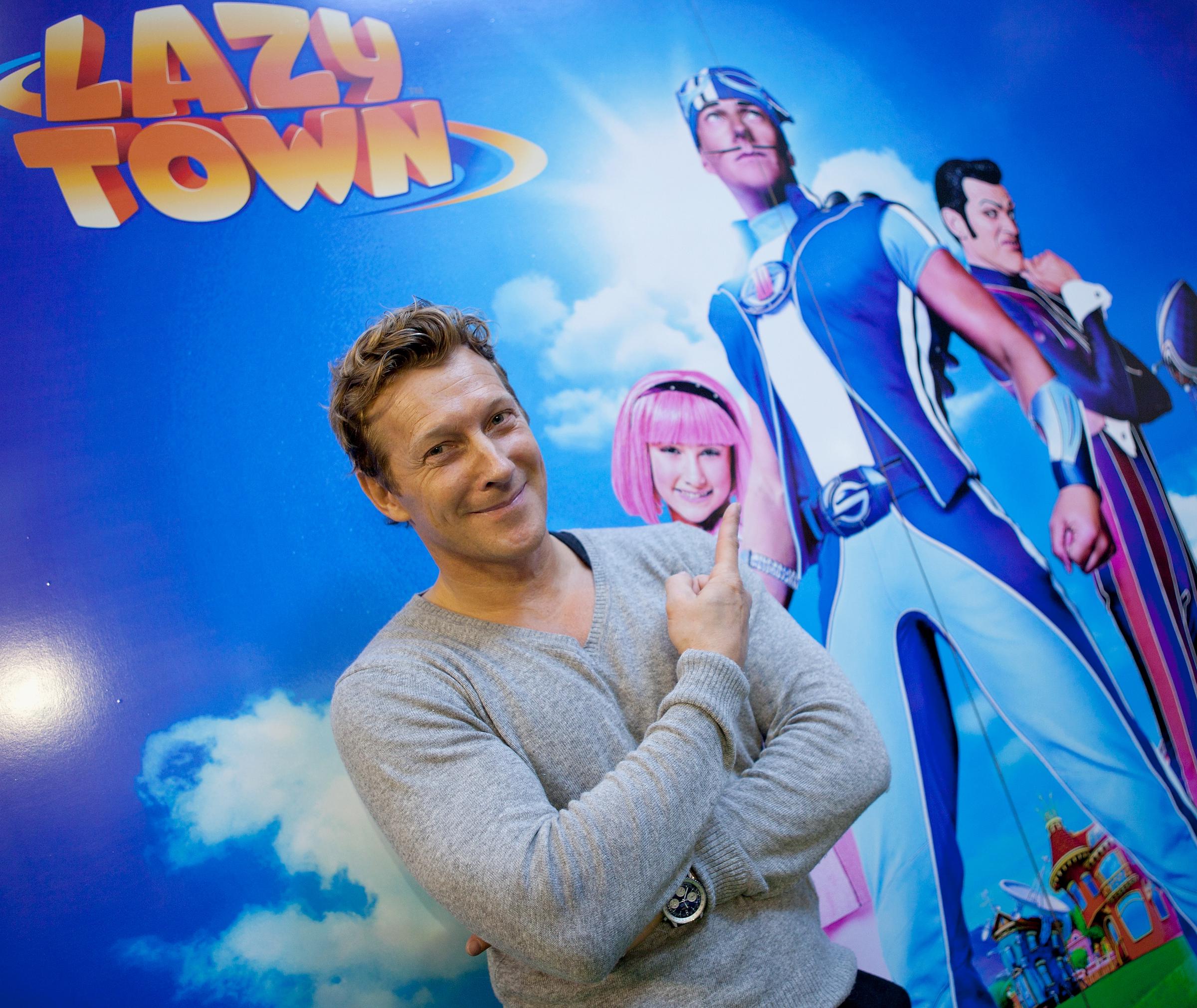 Magnús Scheving asiste a un taller infantil en La Vaguada el 23 de febrero de 2012 en Madrid, España. | Fuente: Getty Images