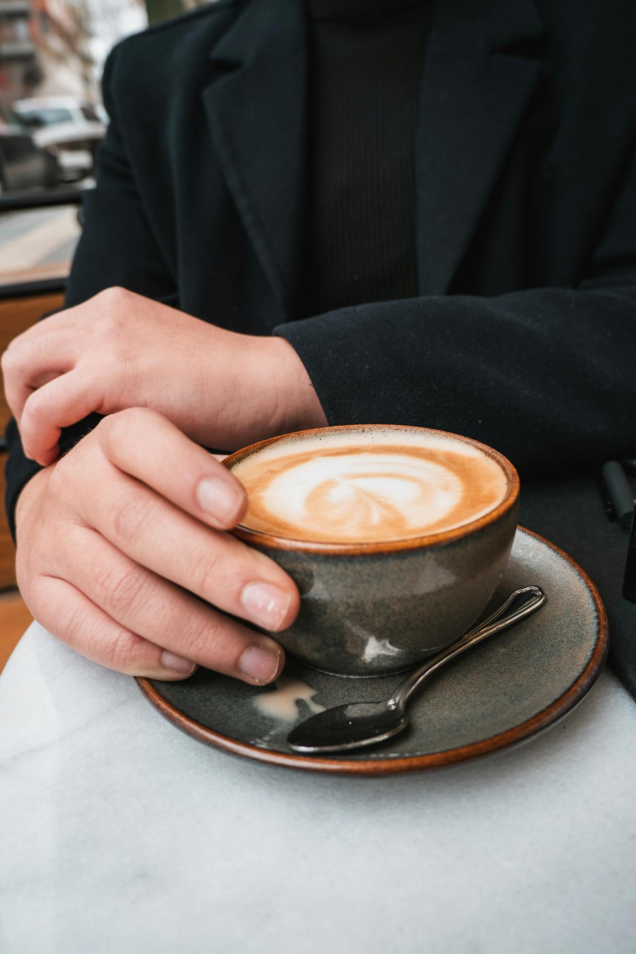 Un hombre con una taza de café en la mano | Fuente: Pexels