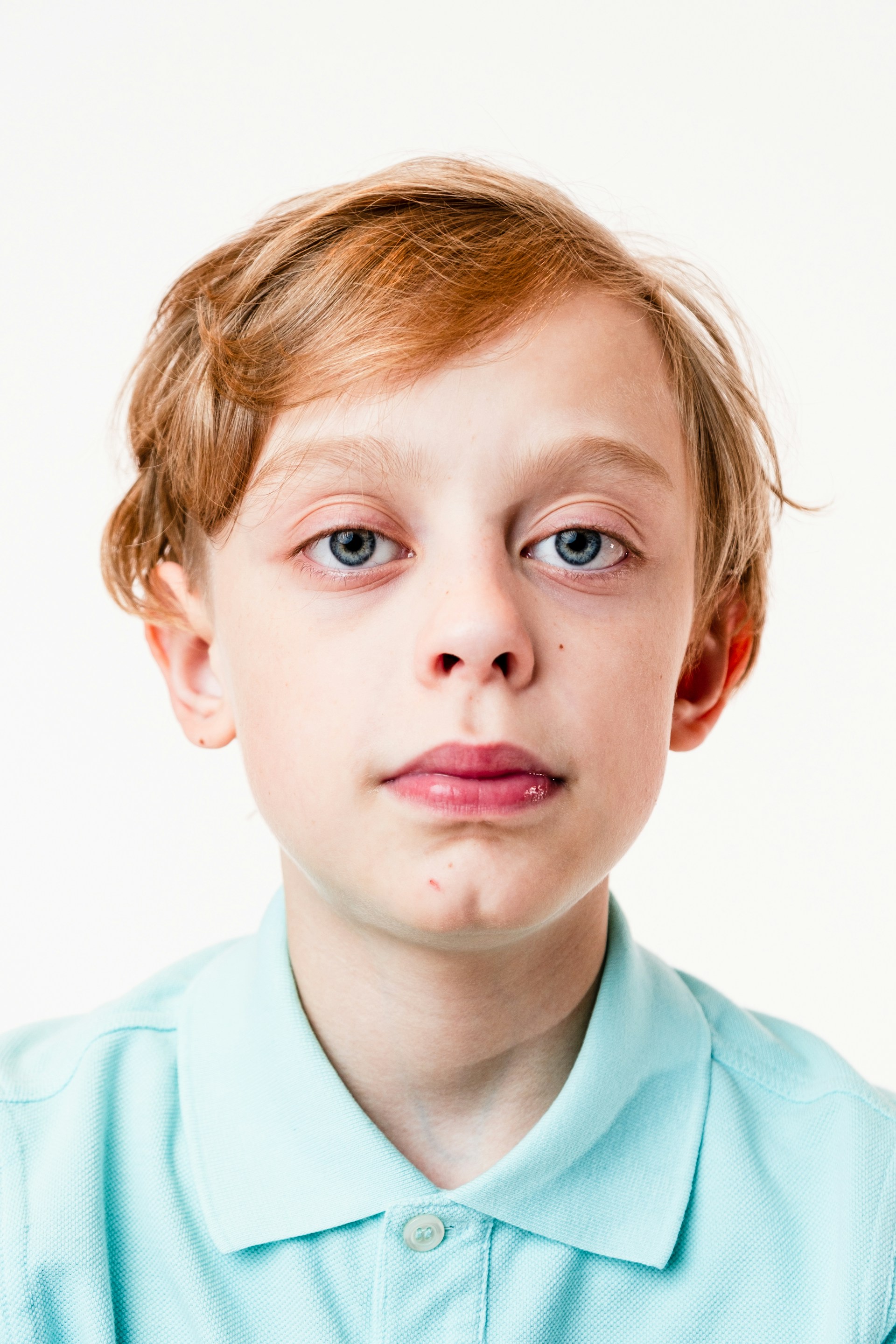Un chico mirando fijamente a alguien | Fuente: Unsplash