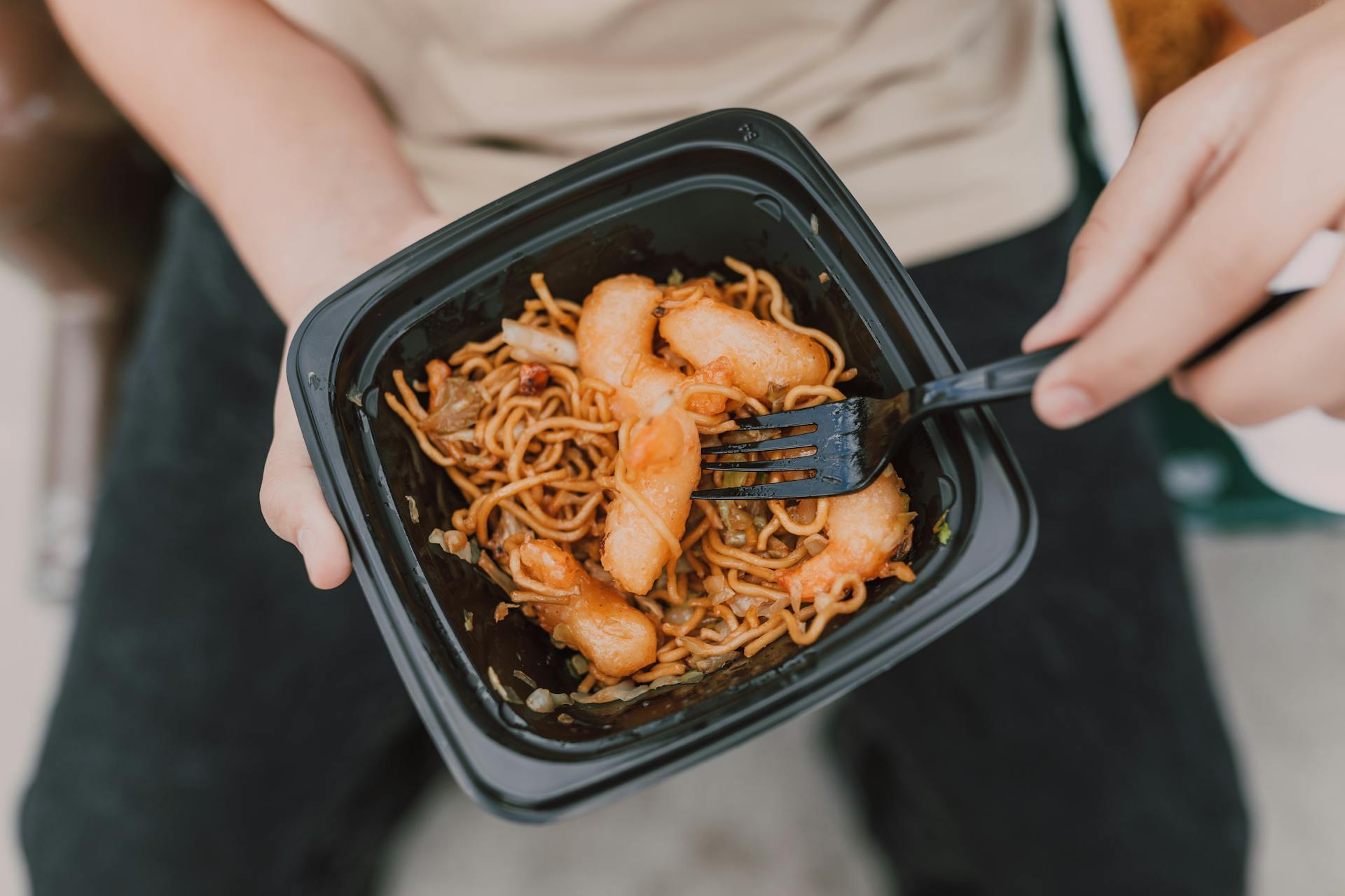 Un hombre sosteniendo un cuenco de comida | Fuente: Pexels